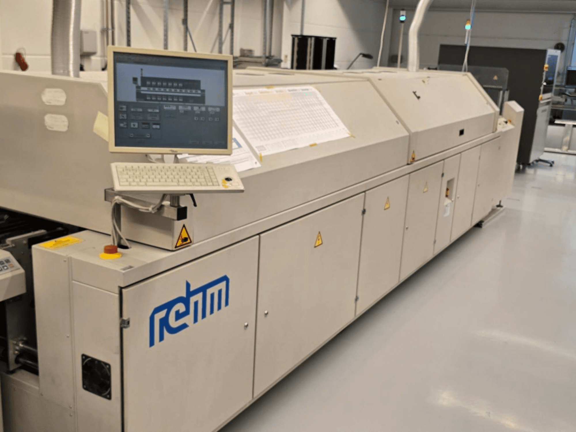 REHM VXS nitro 2450 automatizálási berendezés, elölnézet; tartalmazza a monitort, a billentyűzetet és a kezelőpanelt.