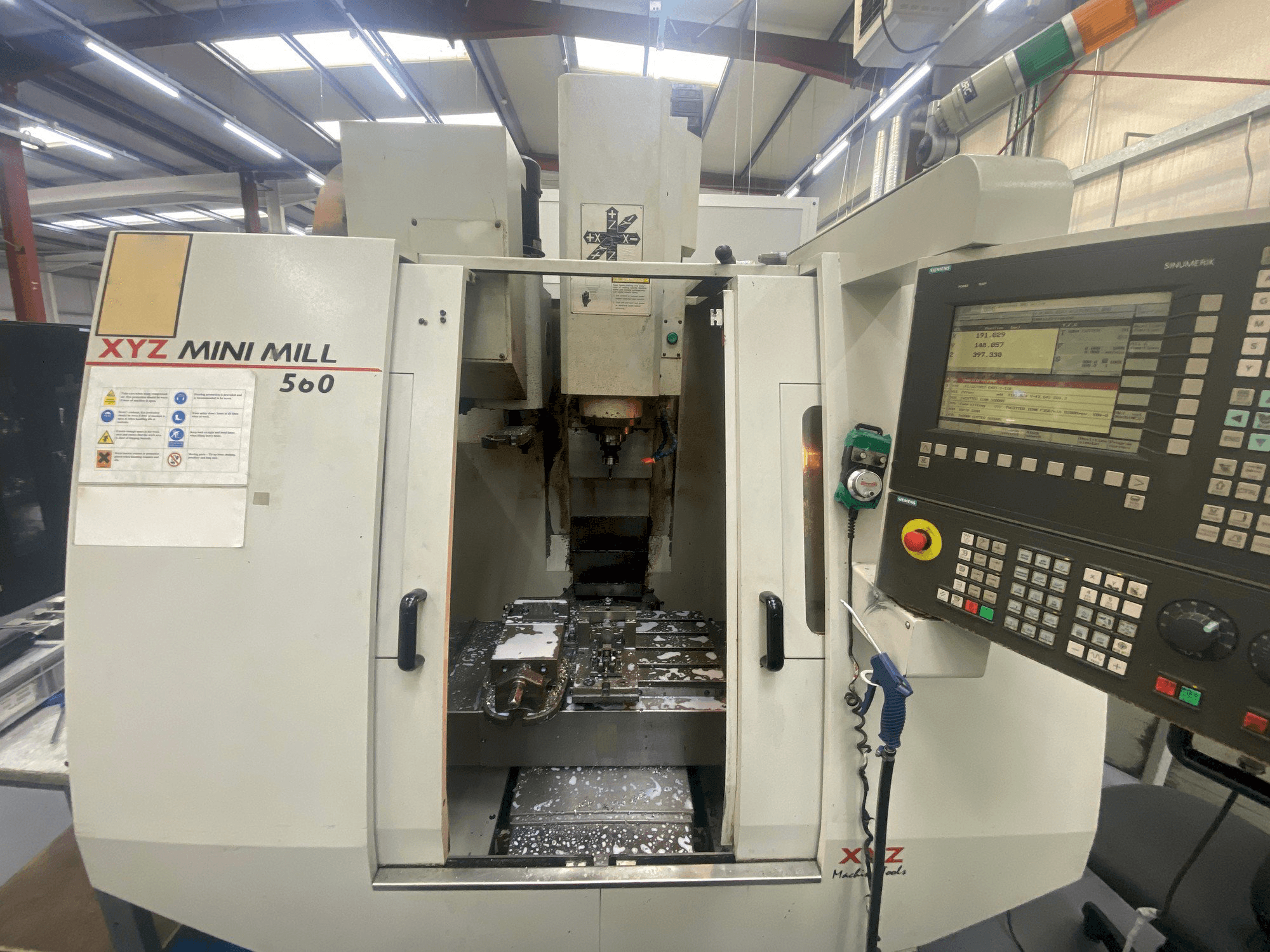 A XYZ Mini Mill 560 gép elölnézete