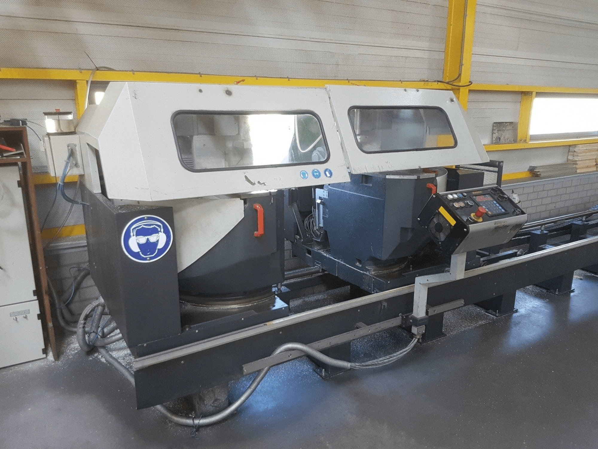 A Elumatec DG 244 gép elölnézete