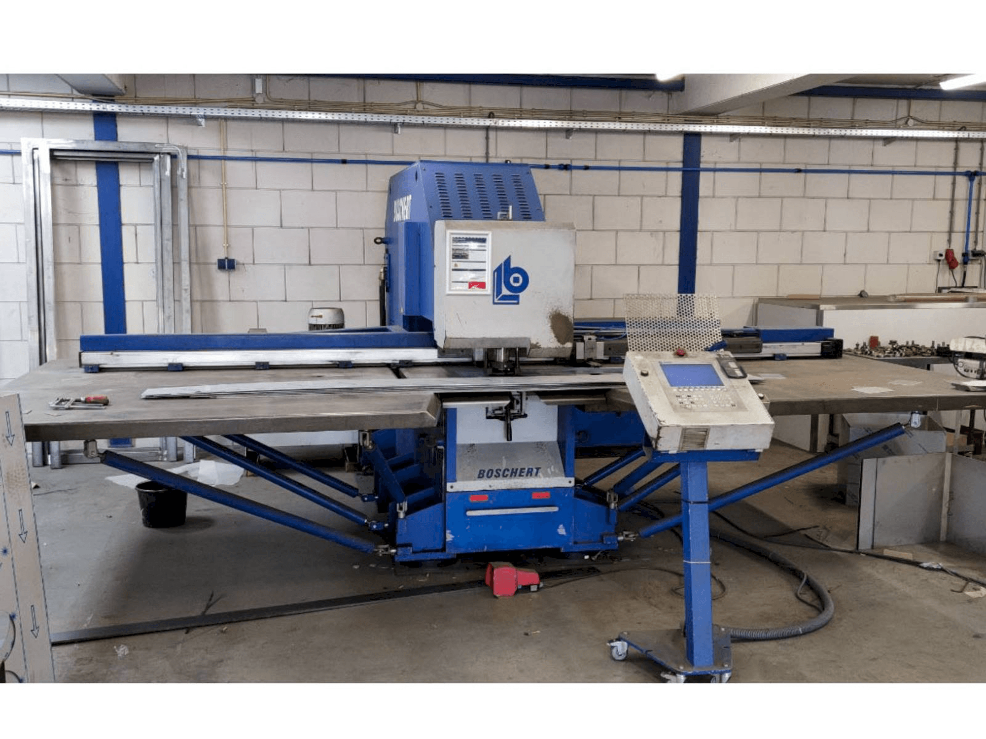 A Boschert EL 1000 CNC Z gép elölnézete