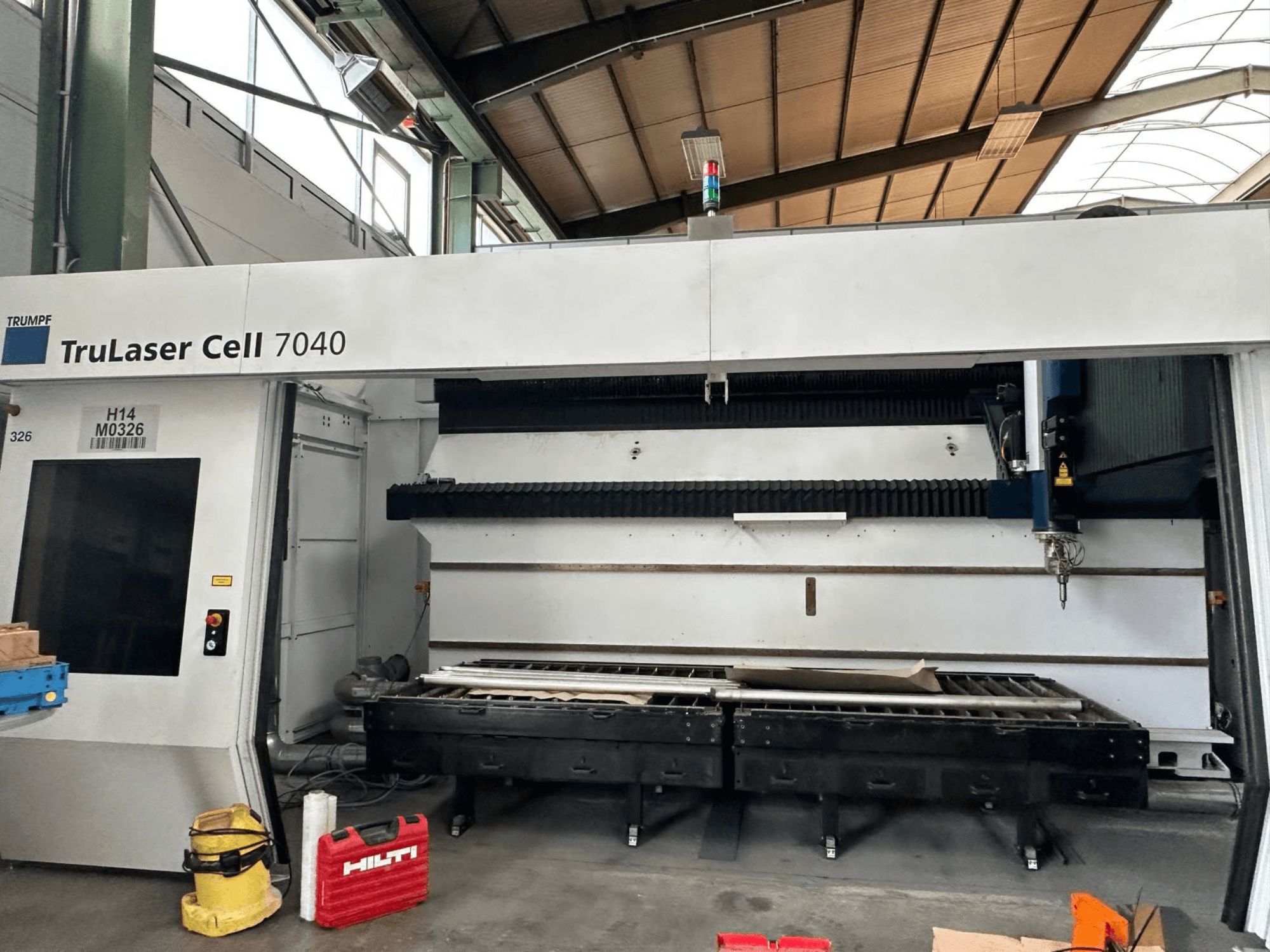 A TRUMPF TruLaser Cell 7040 CO₂-lézervágó gép elölnézete, amelyen látható a kezelőpanel és a vágási terület.