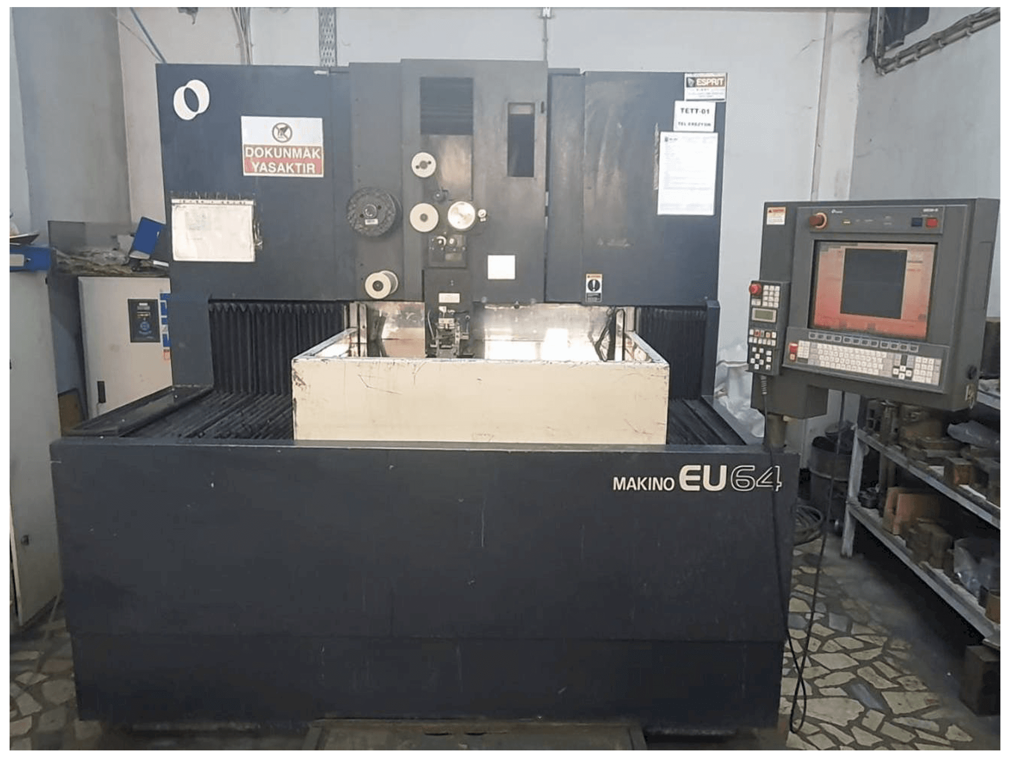 A Makino EU64 gép elölnézete