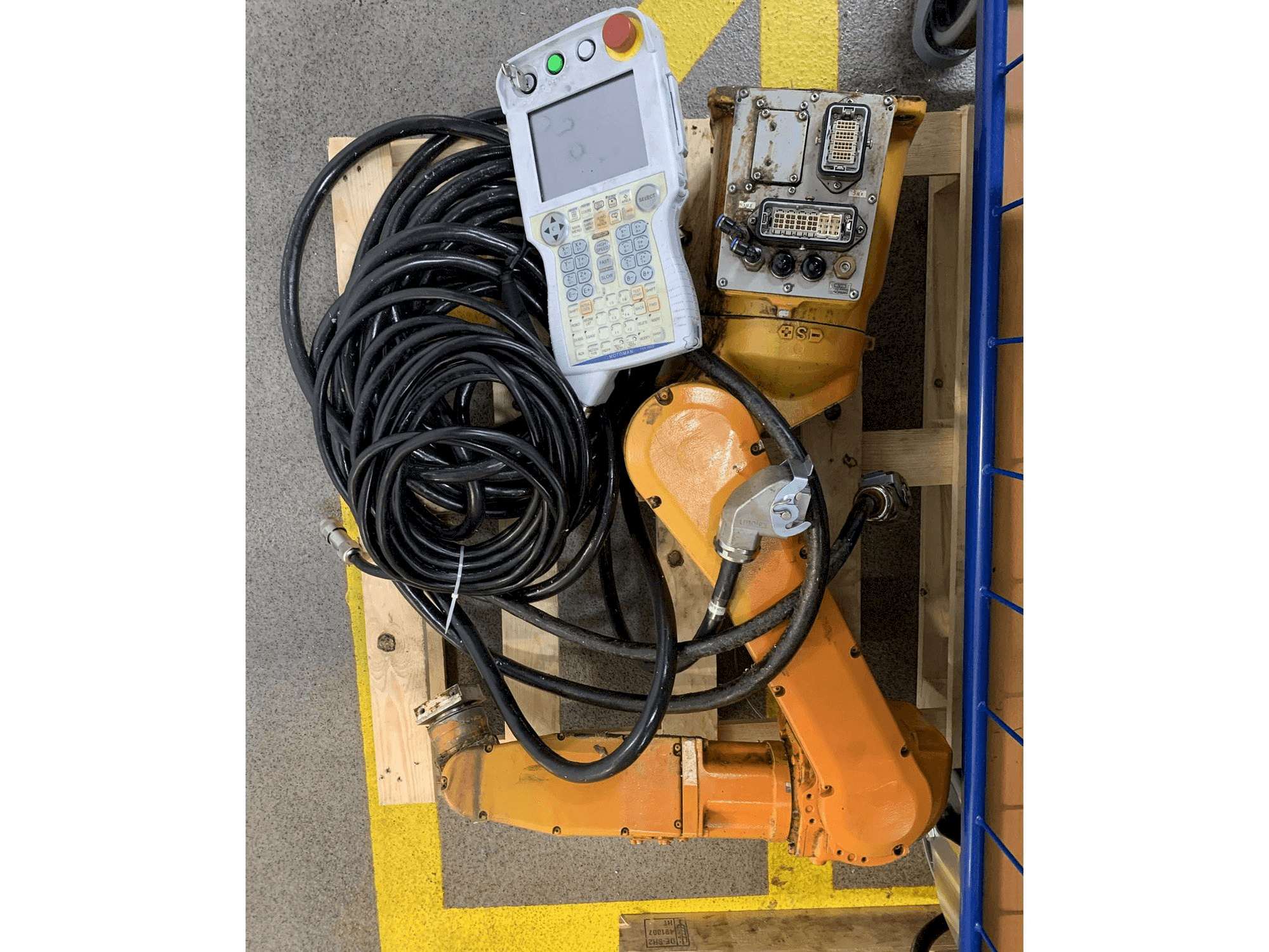 A Yaskawa Motoman YR-MH005LS-A12 gép elölnézete