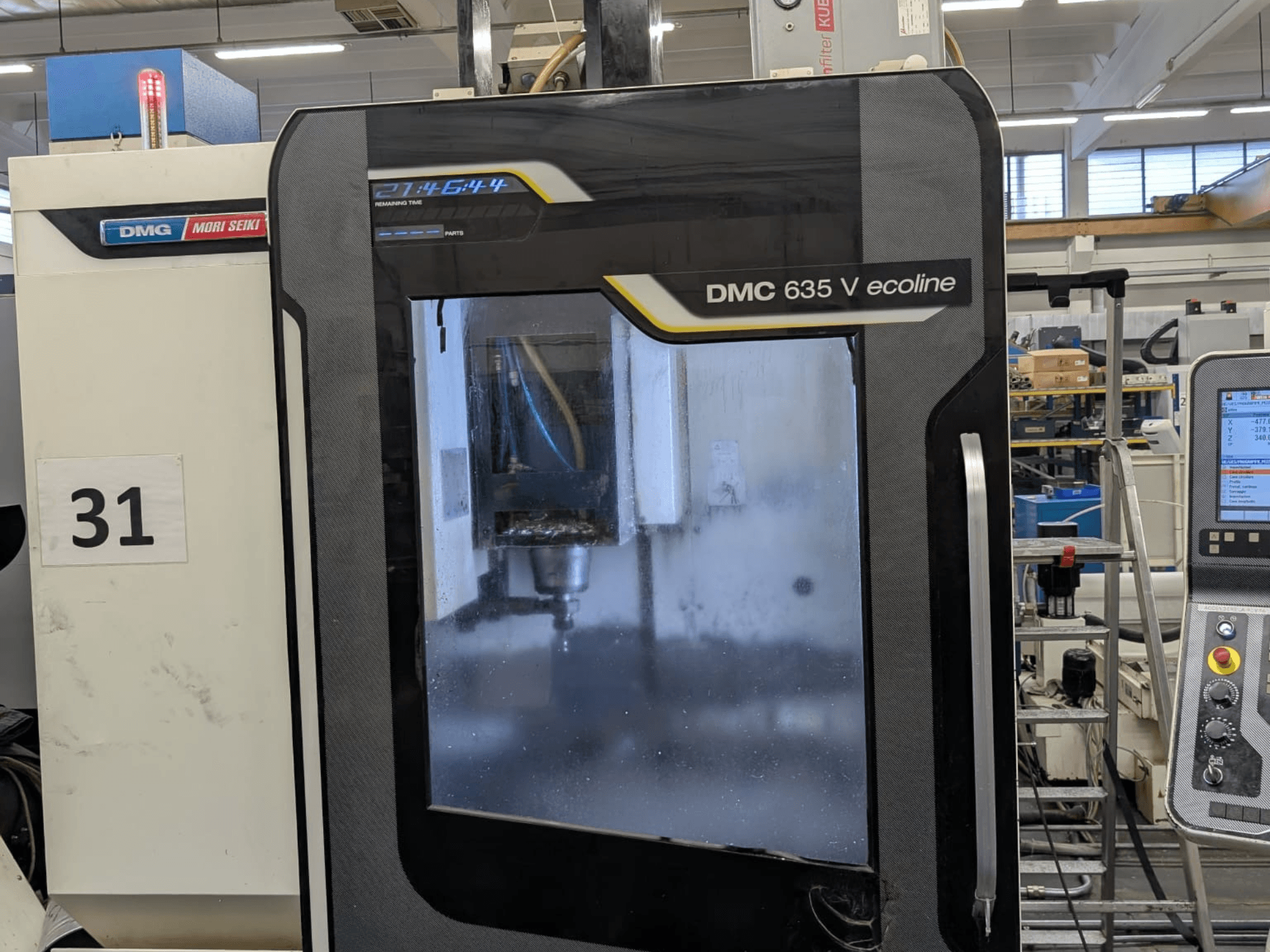 DMG Mori Seiki DMC 635V ecoline függőleges megmunkálóközpont, elölnézetben a vezérlőpanel és a látható megmunkálási terület.