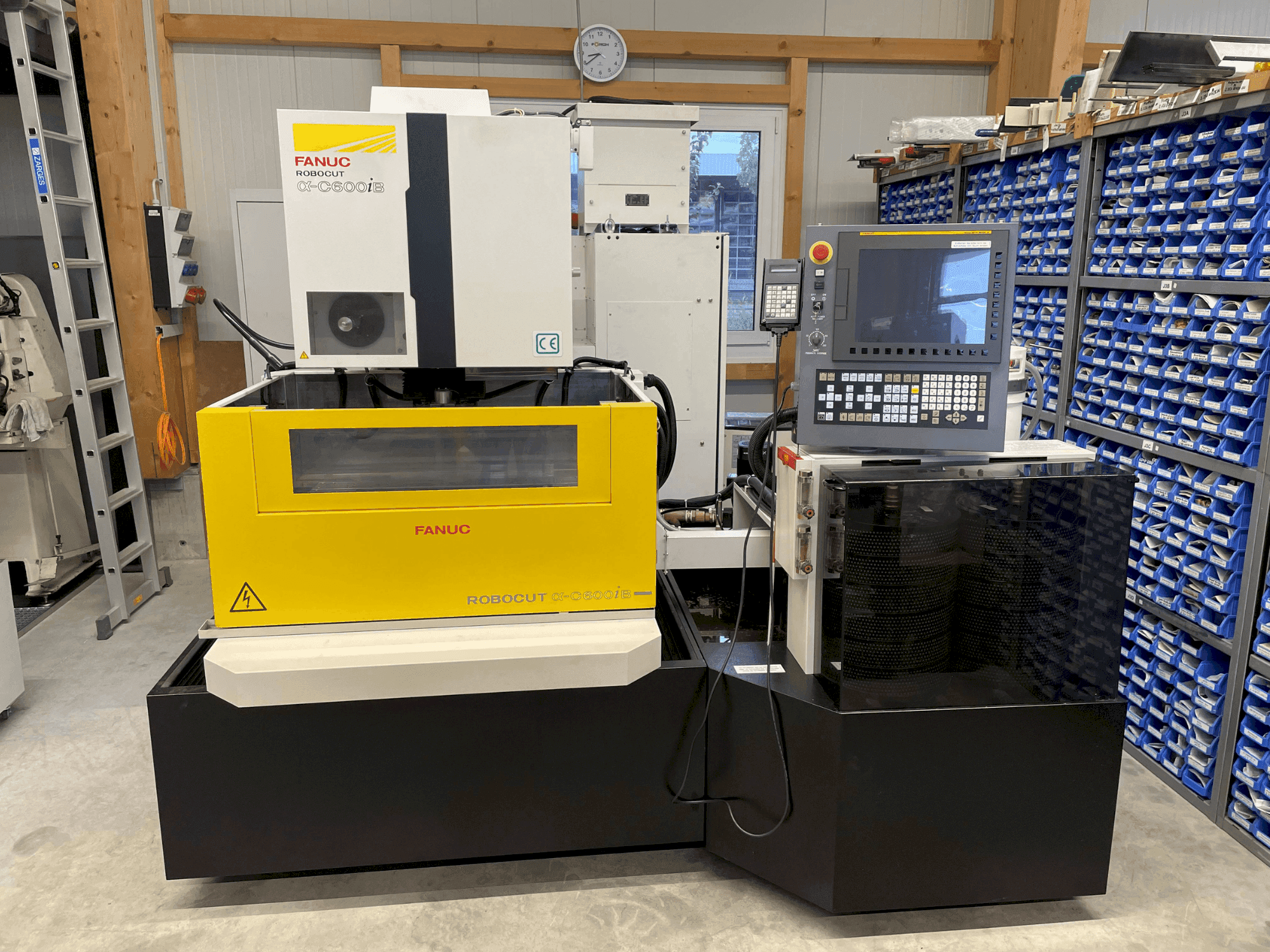 A FANUC Robocut alpha iB600 gép elölnézete
