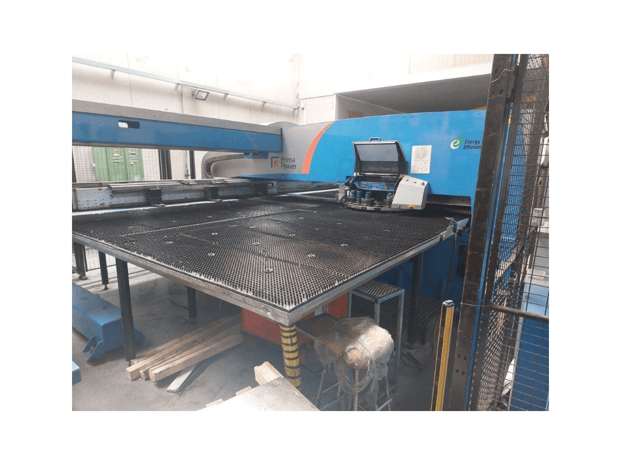 A Prima Power SGe6 gép elölnézete