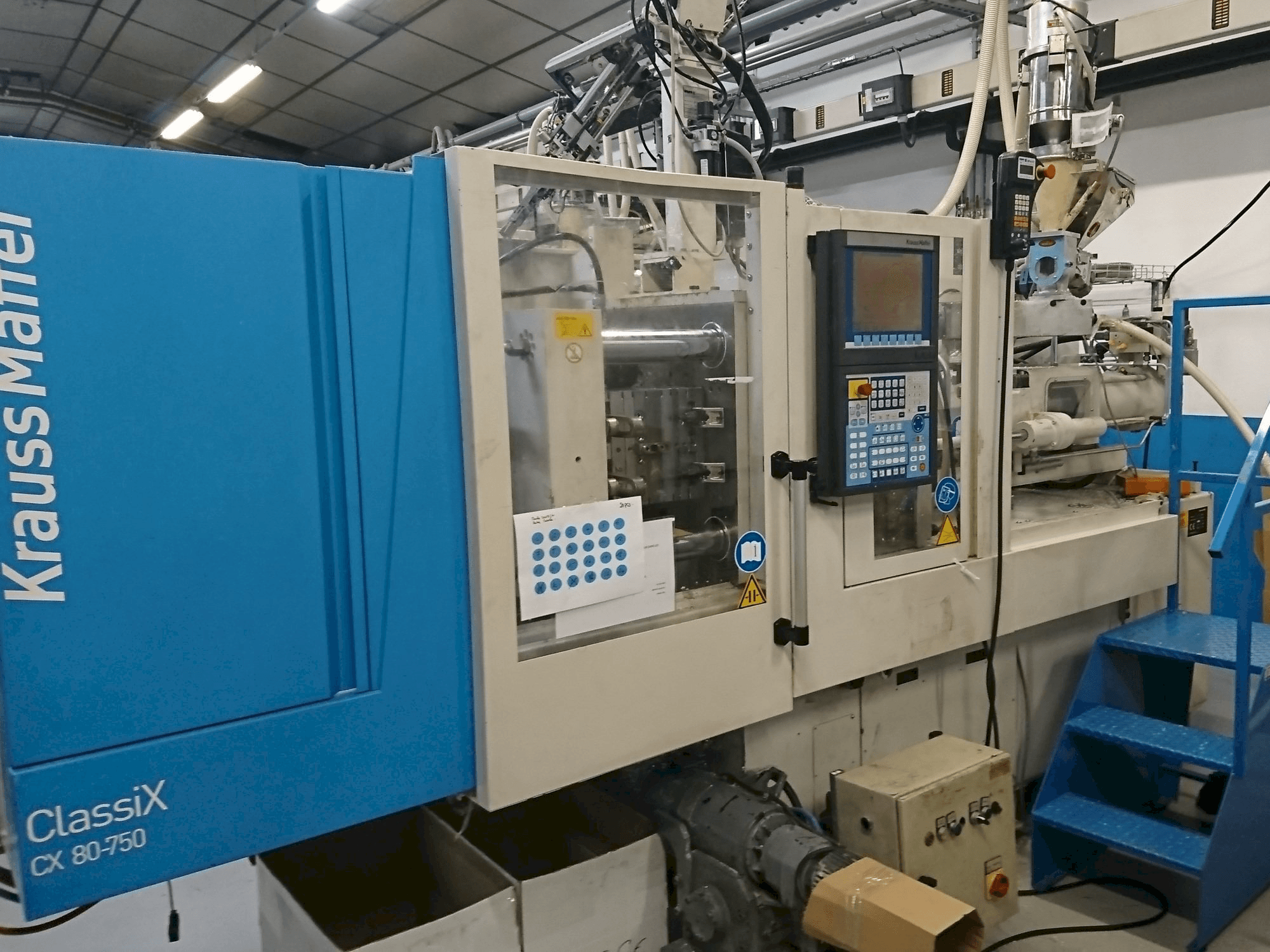 A Krauss Maffei 80-750 CX gép elölnézete