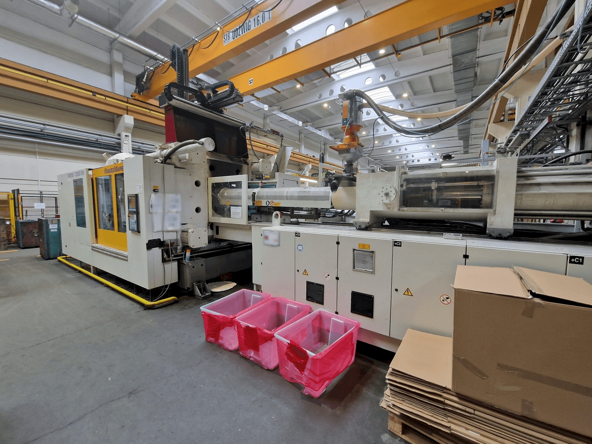 A Krauss Maffei 1100-12000 MX gép elölnézete