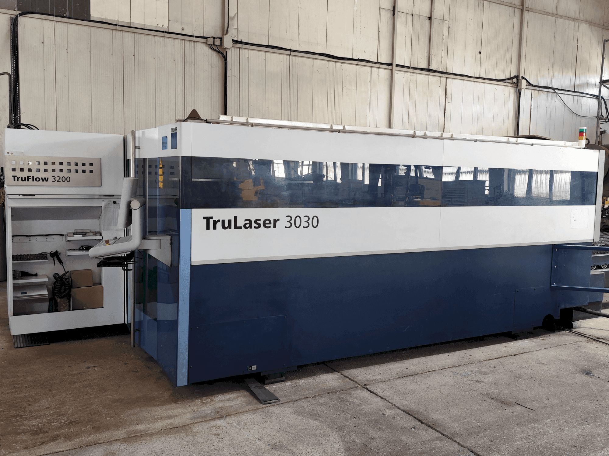A TRUMPF TruLaser 3030 (L20) gép elölnézete