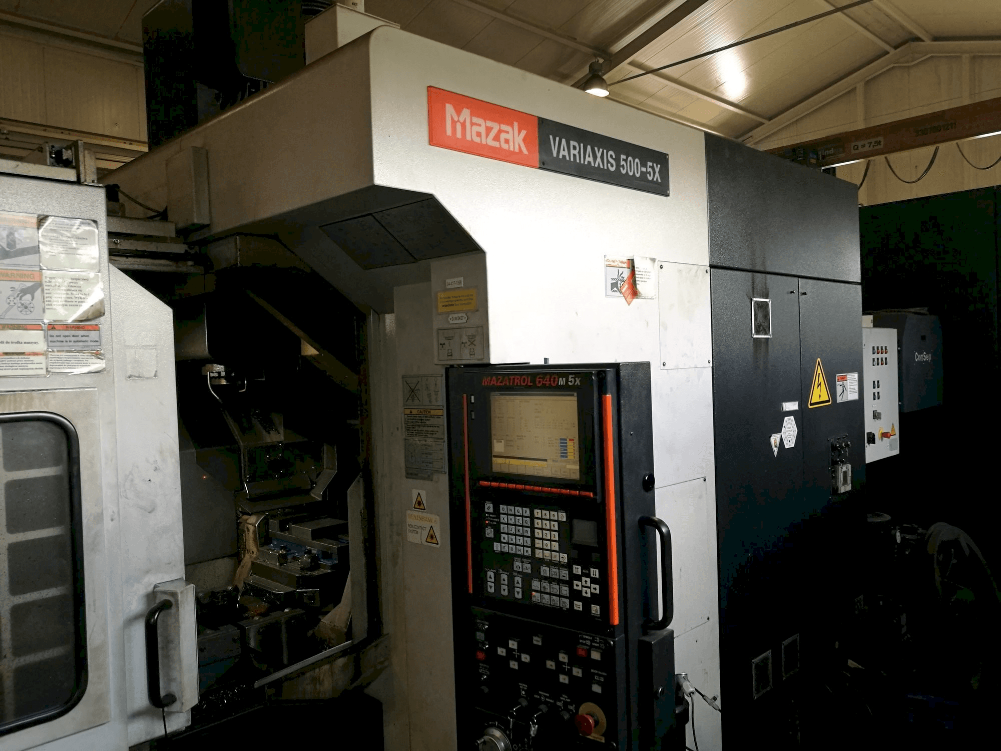 A Mazak VARIAXIS 500-5X gép elölnézete