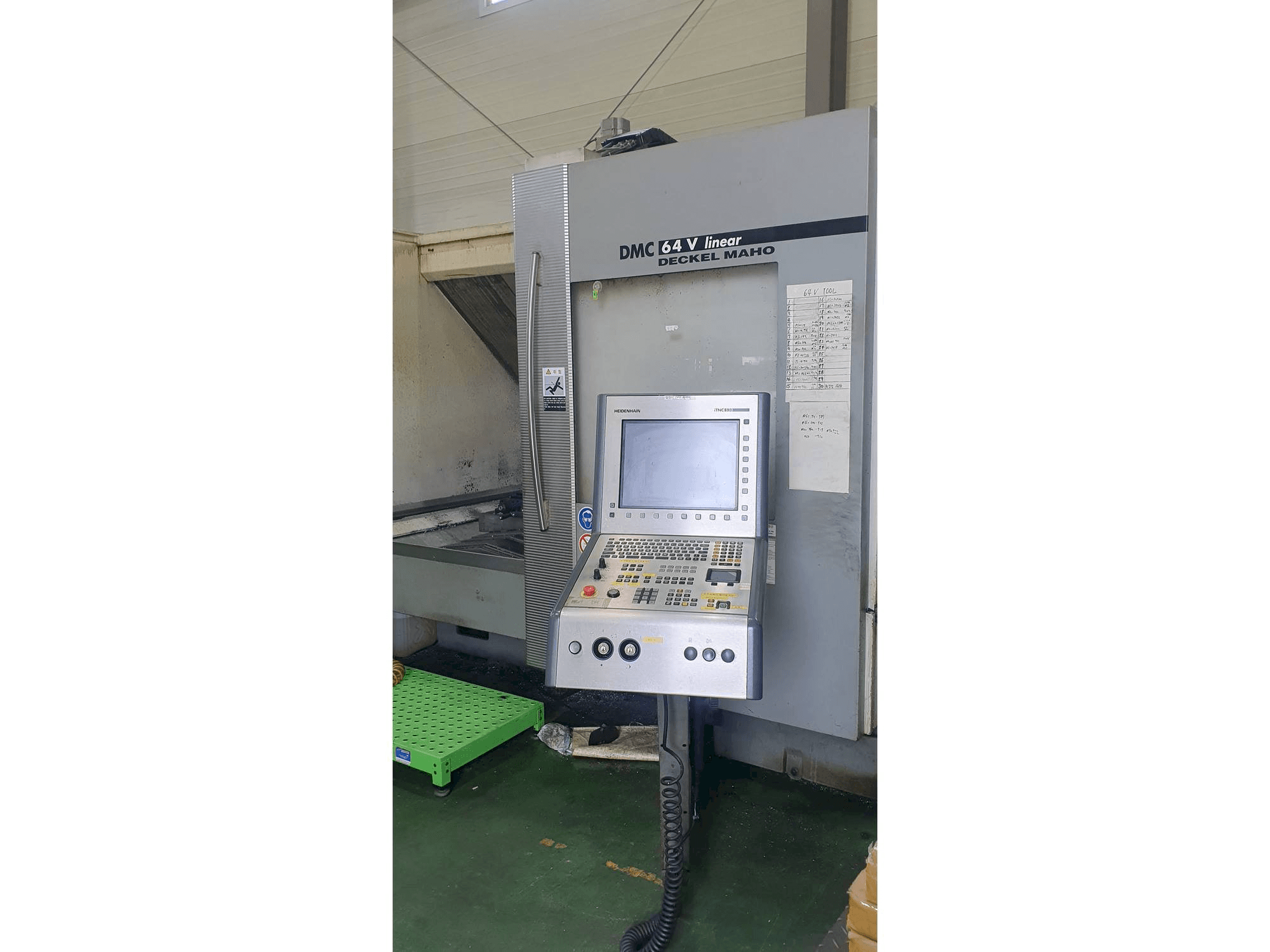 A DECKEL MAHO DMC 64 V gép elölnézete