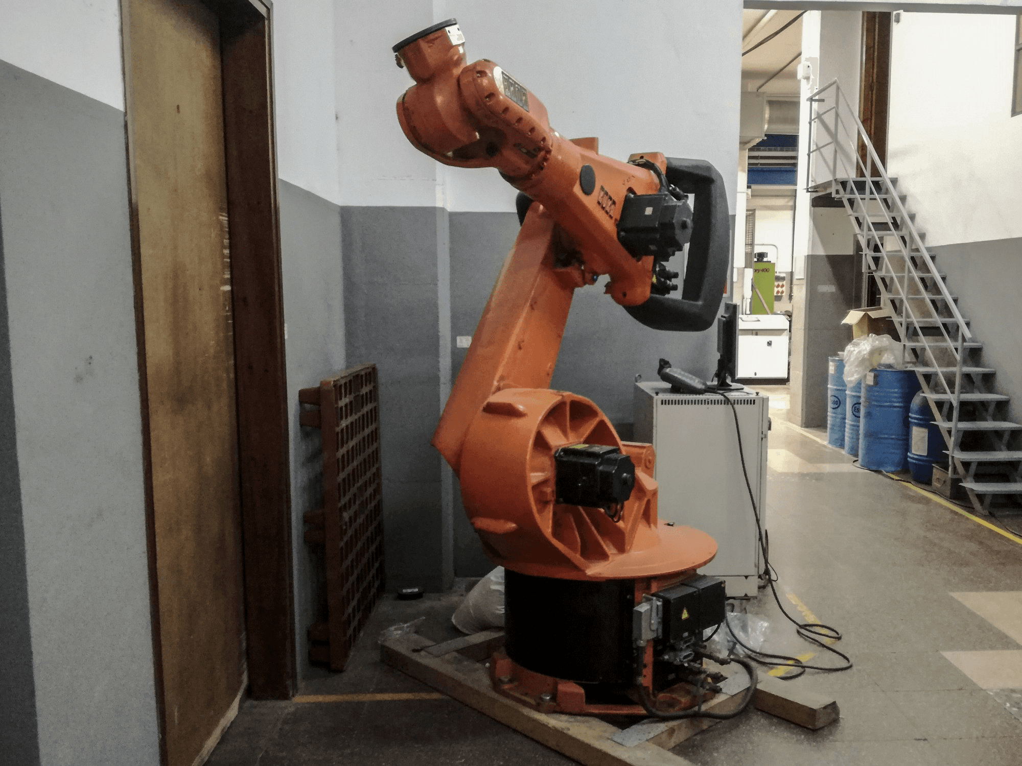A KUKA KR 150-2 (VKR C1) gép bal oldali nézete