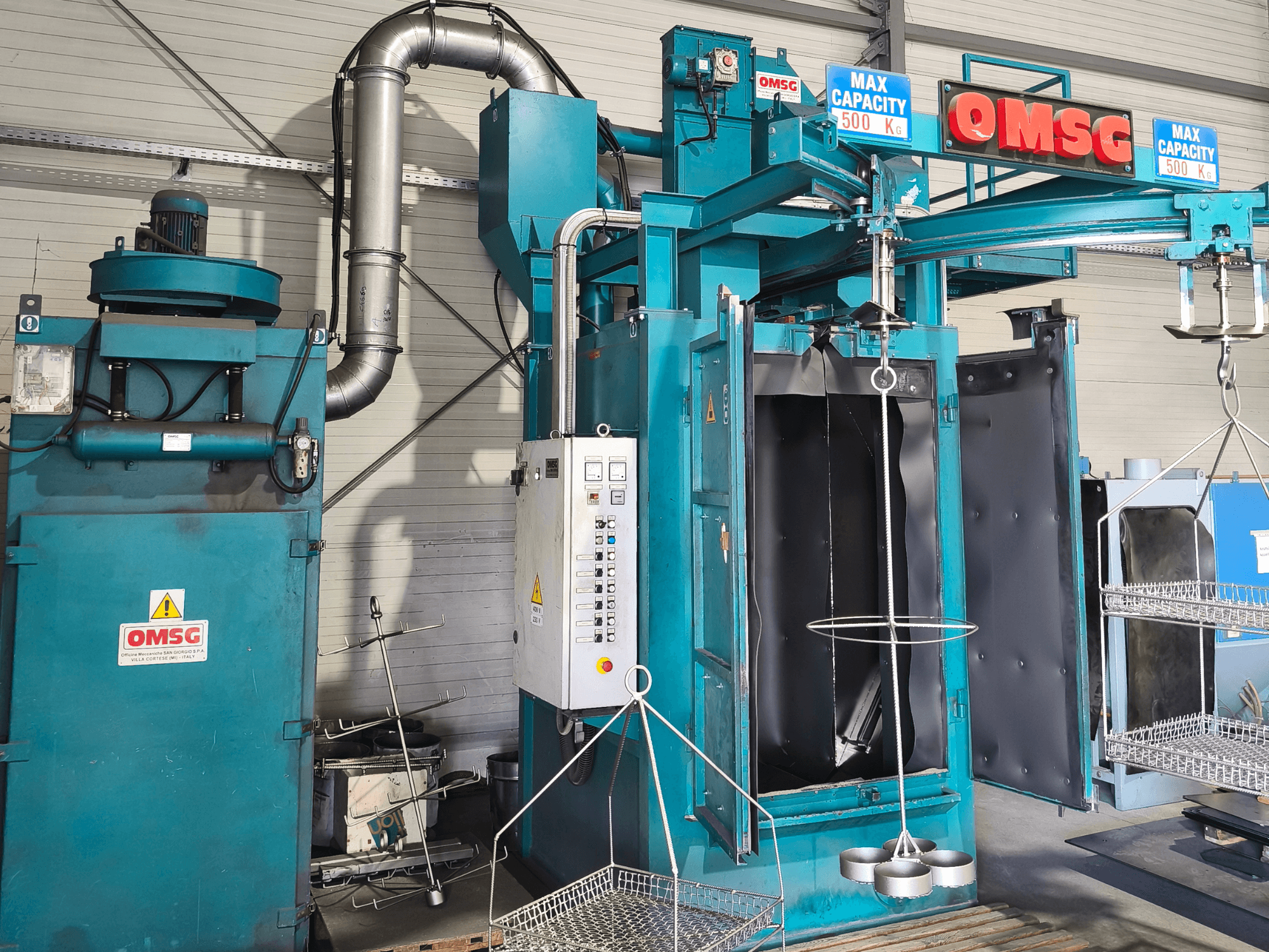 OMSG ipari tisztítógép 500 kg maximális kapacitással, vezérlőpanel és nyitott kamra az alkatrészek tisztításához.
