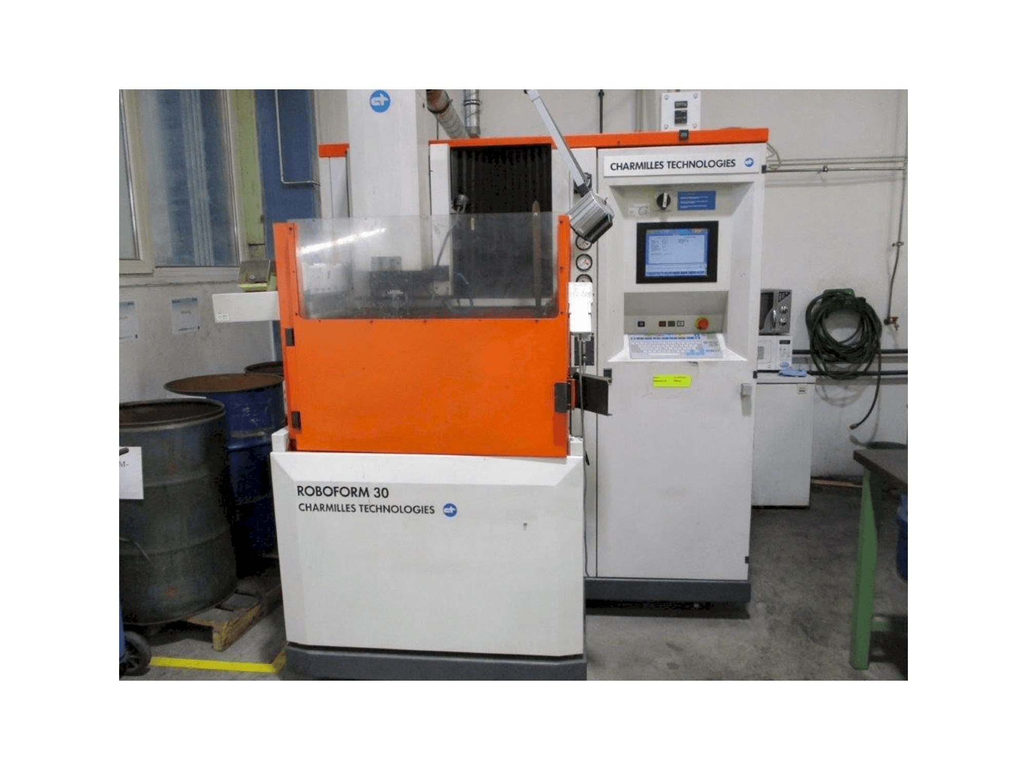 A AgieCharmilles Roboform 30 gép elölnézete