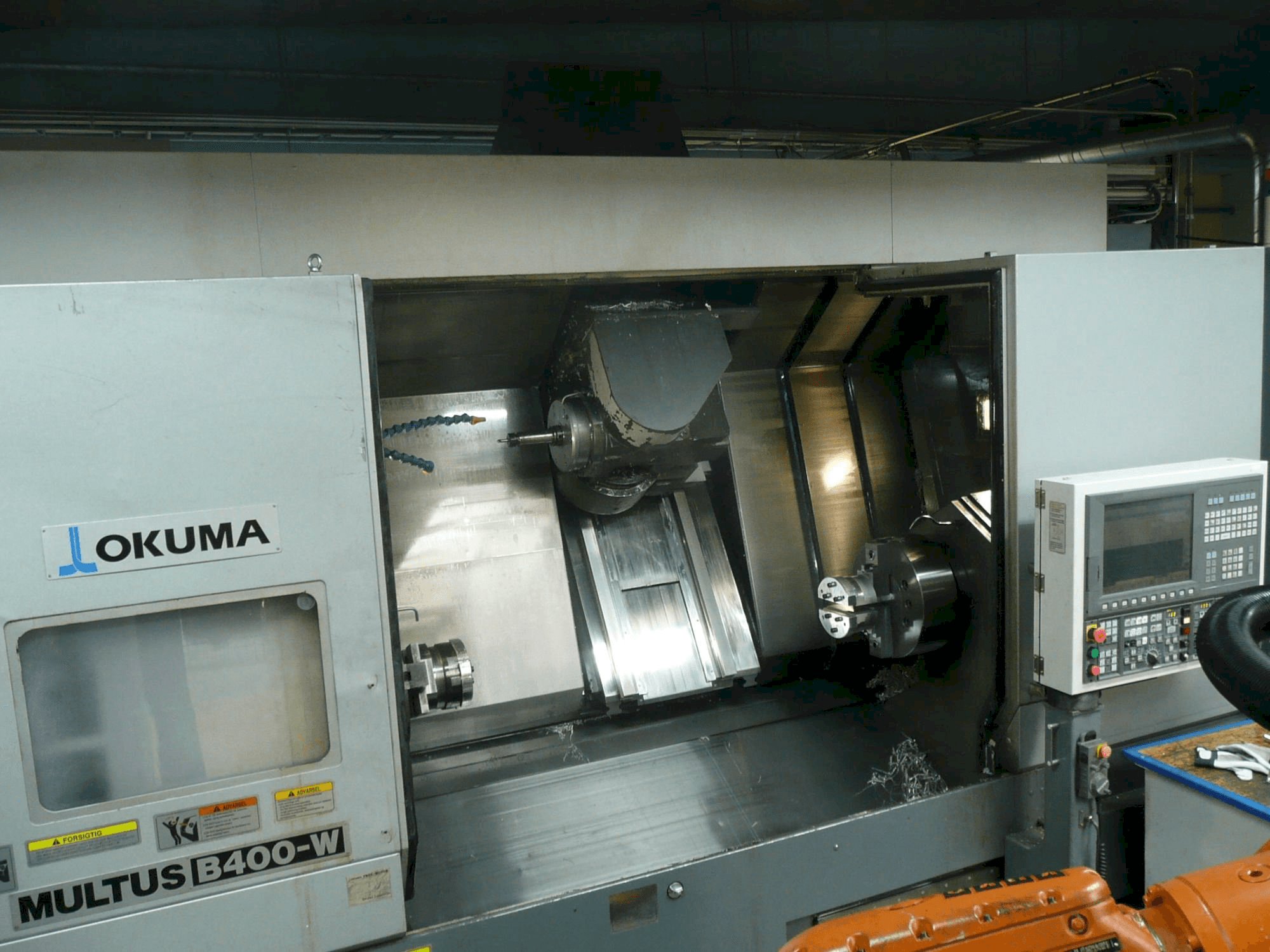 A Okuma MULTUS B400-W gép elölnézete