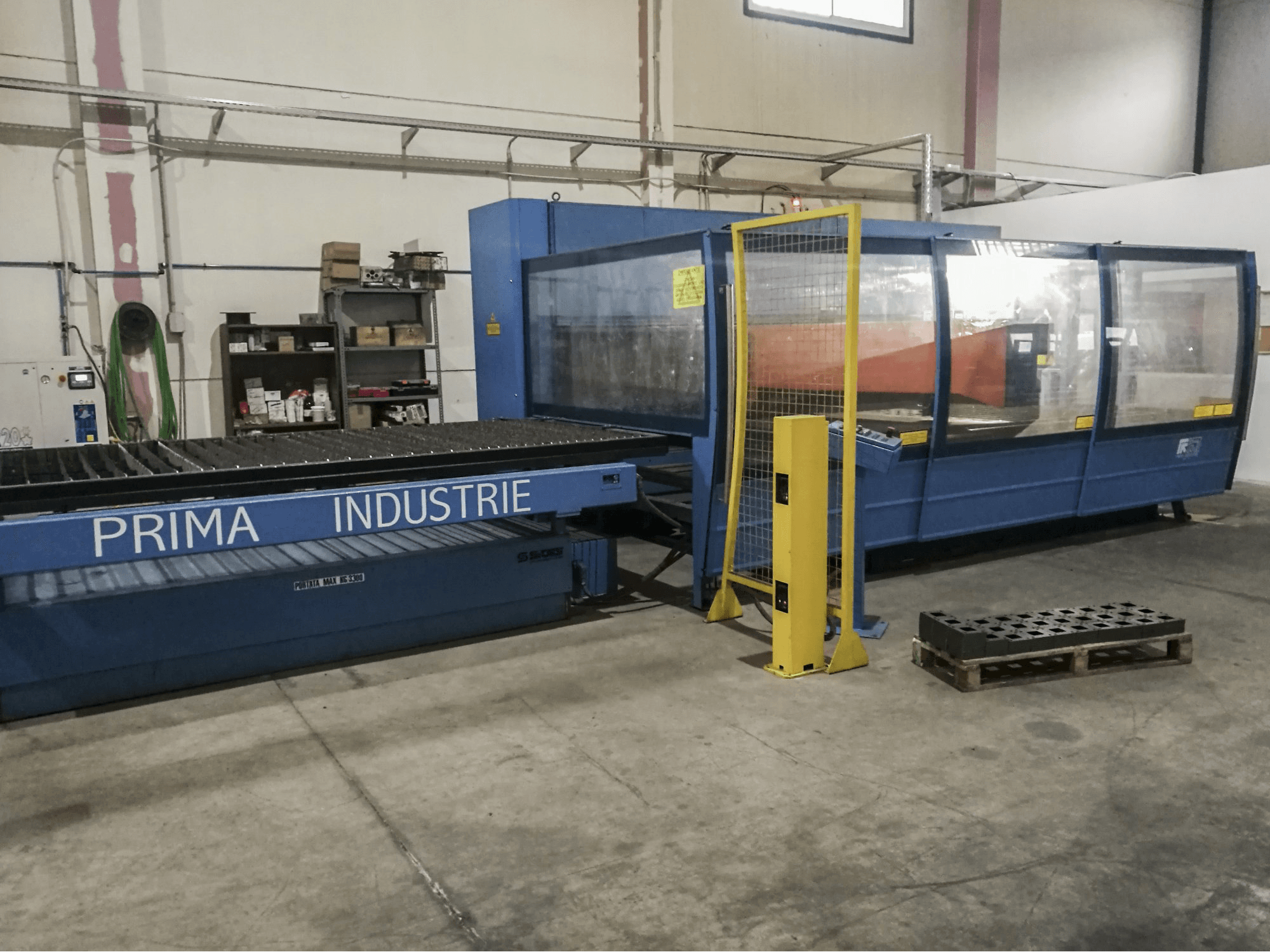 A Prima Power Platino 1530 gép jobb oldali nézete