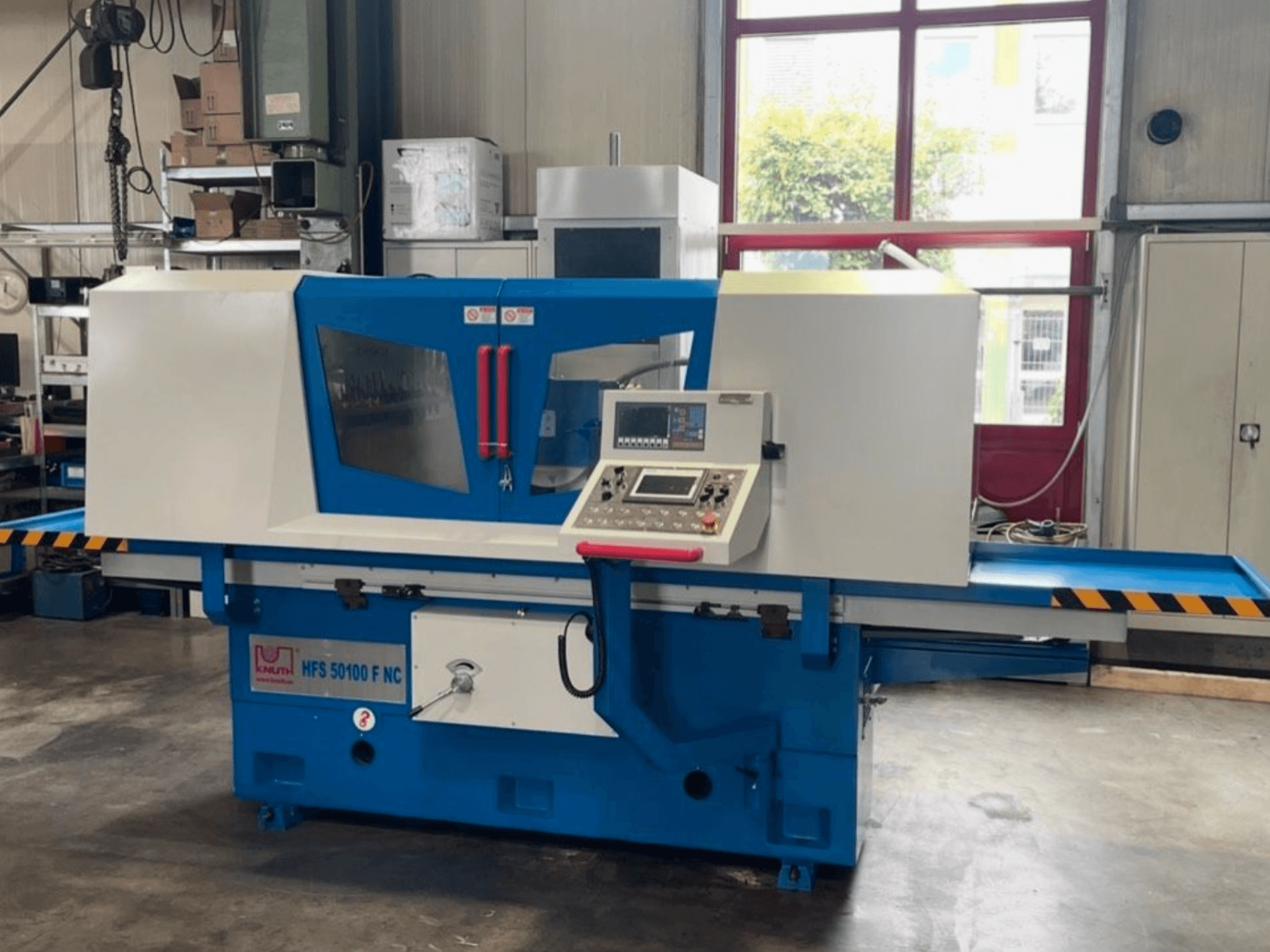 KNUTH HFS 50100 F NC síkköszörűgép, elölnézet, a vezérlőpanellel, a köszörűasztallal és a biztonsági berendezésekkel.