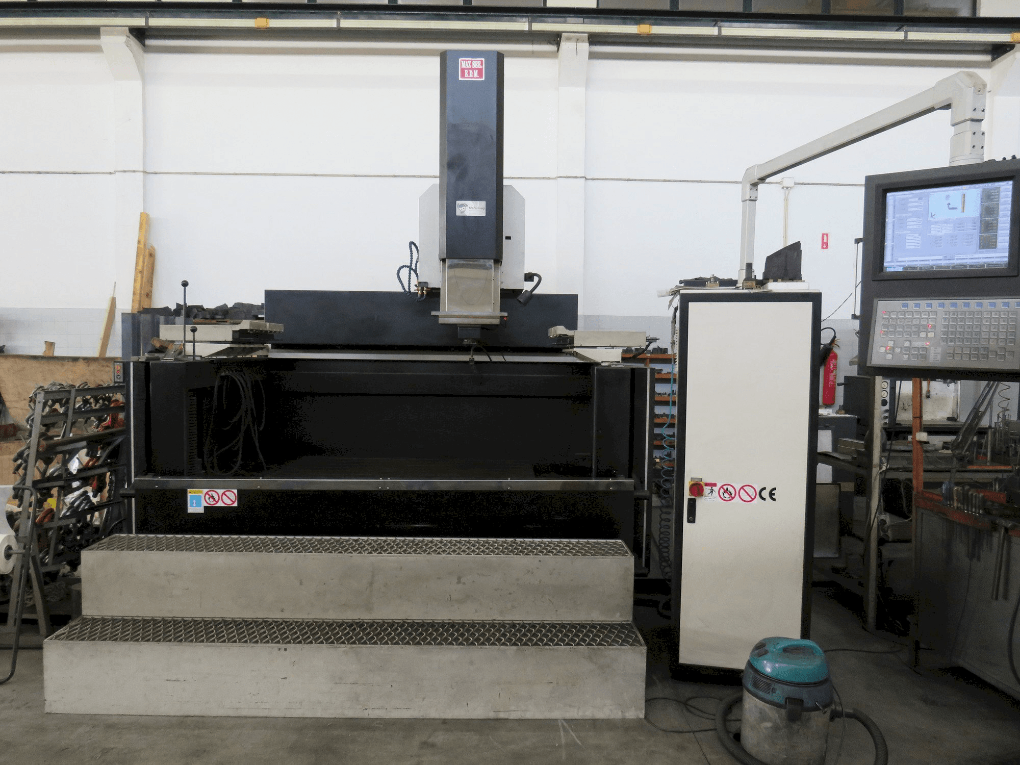 A MAXSEE INDUSTRY CNC P66 100A gép elölnézete