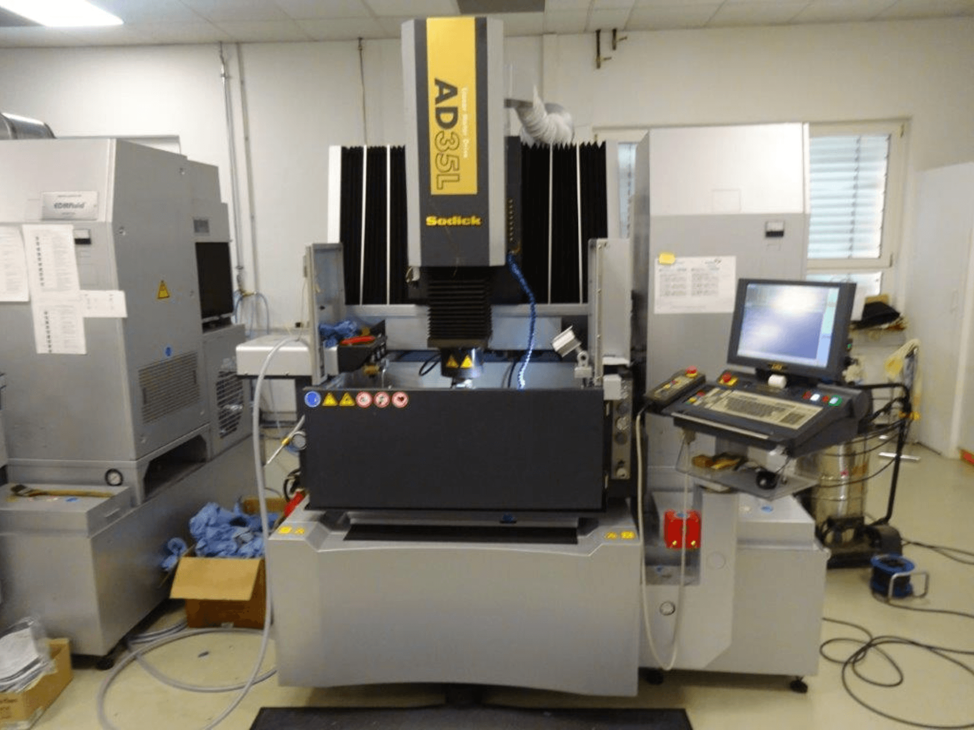 Sodick AD35L elektromos kisütőgép, elölnézet a vezérlőpanellel, a hűtőrendszerrel és a munkaterülettel.