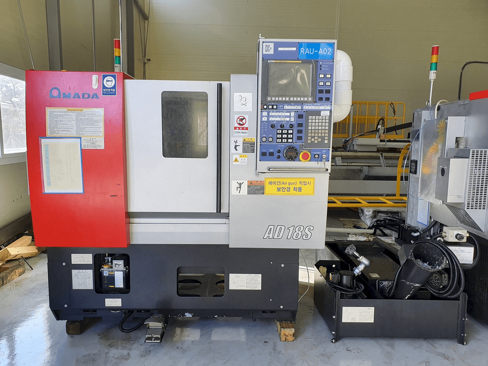 A AMADA AD-18S gép elölnézete