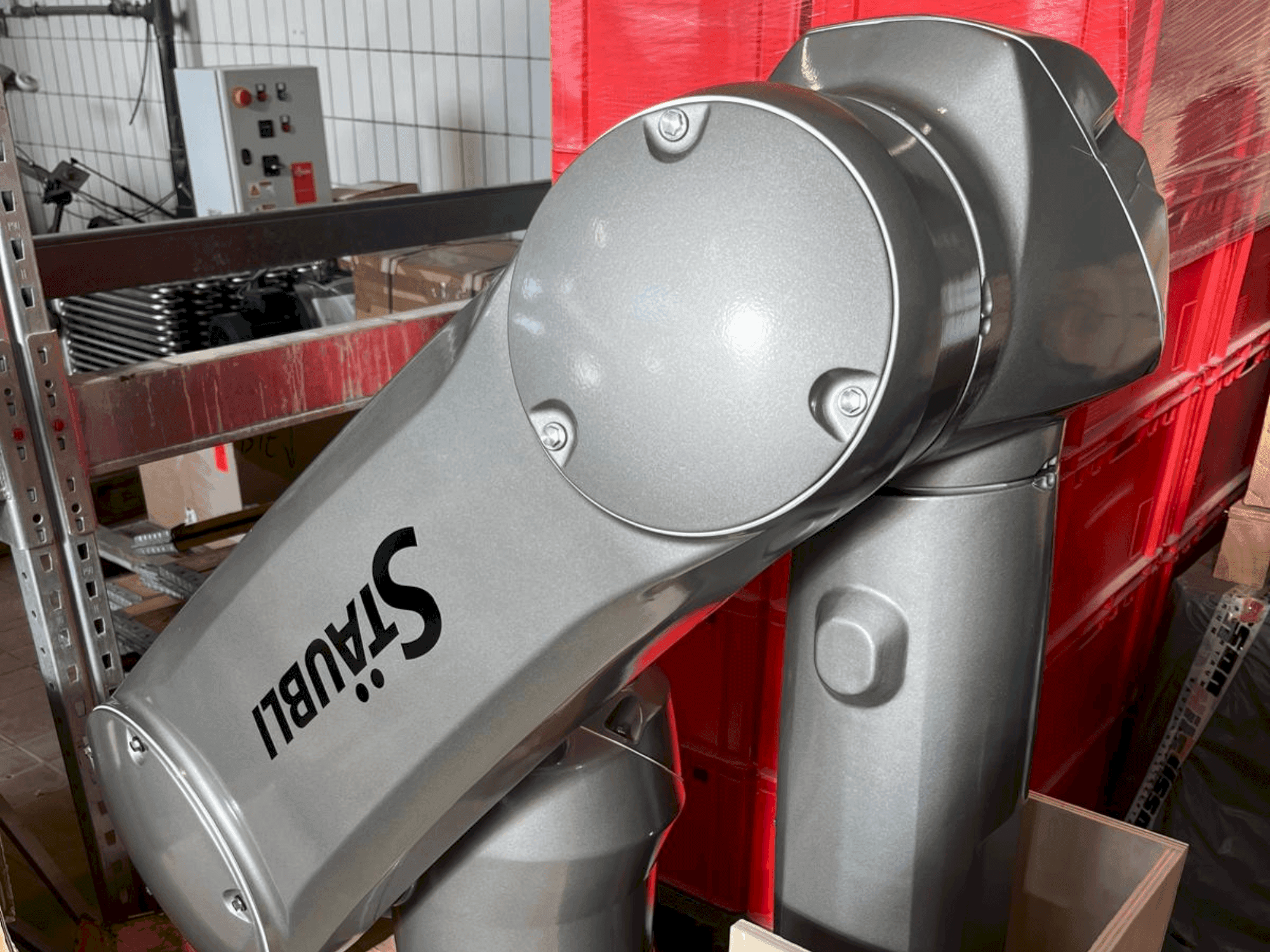 A STAUBLI TX2-160 LHE gép elölnézete