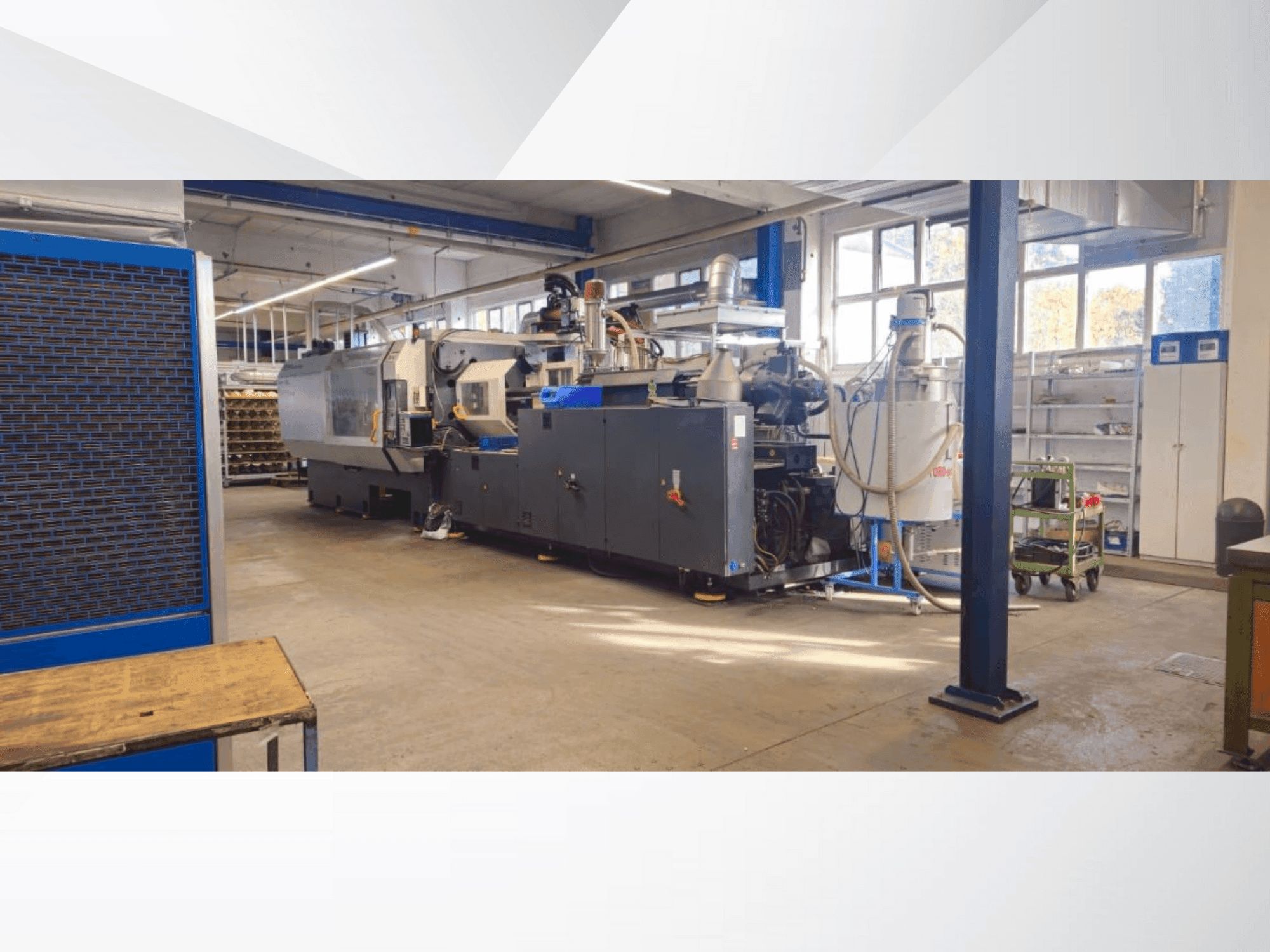 A DEMAG System 650 / 1000-3300 gép elölnézete