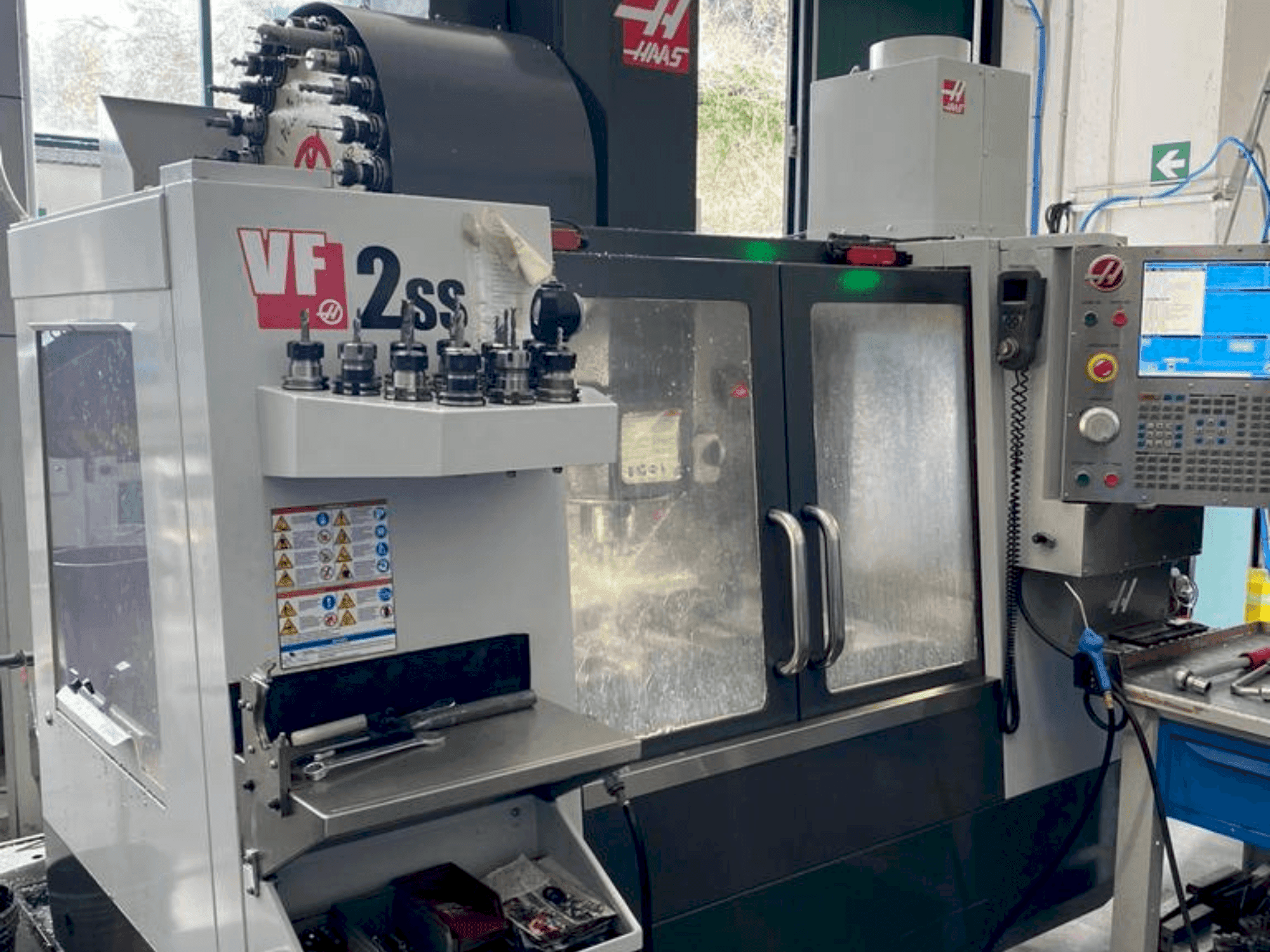 A HAAS VF-2SS gép elölnézete