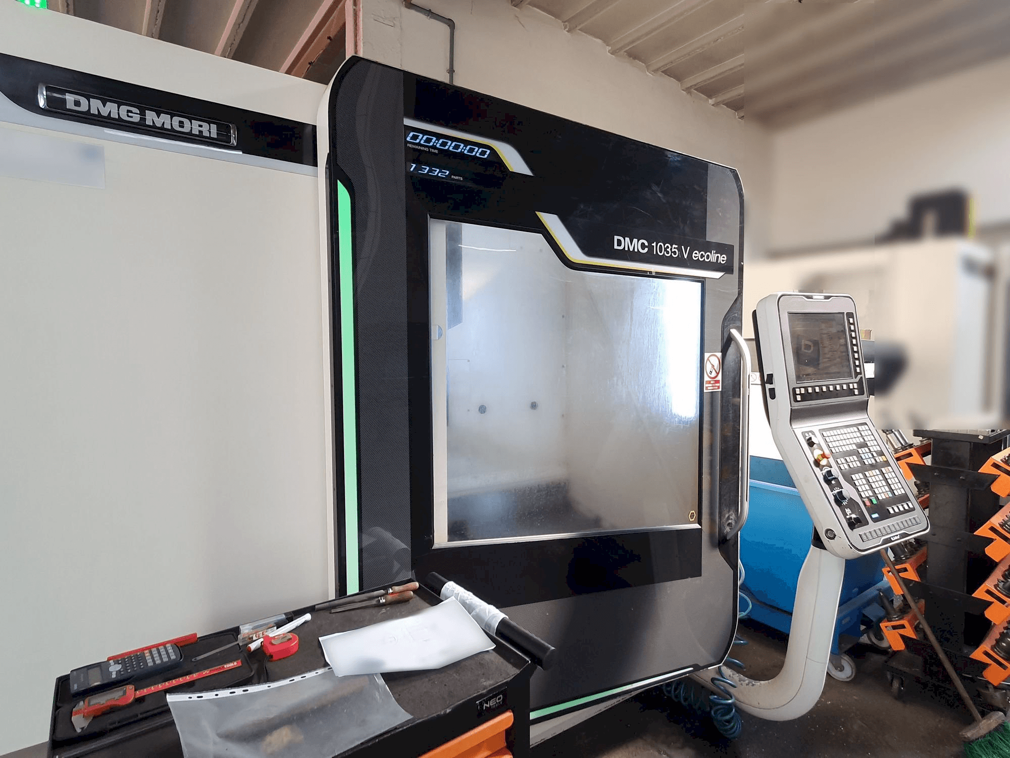 A DMG MORI DMC 1035V Ecoline gép elölnézete