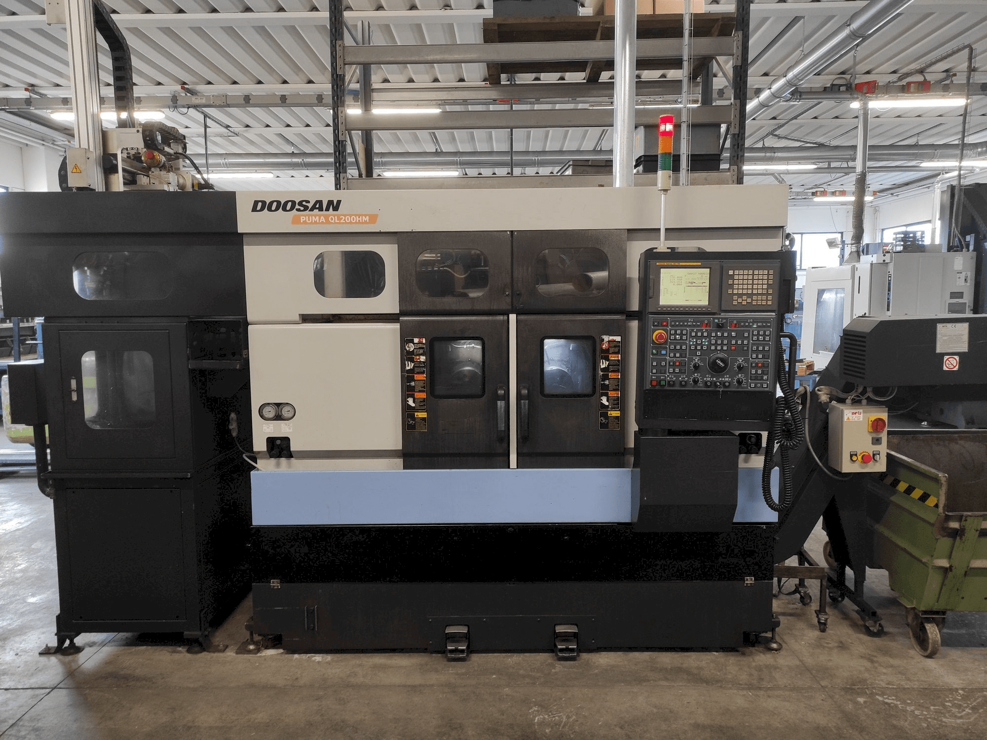 A Doosan Puma QL200HM gép elölnézete