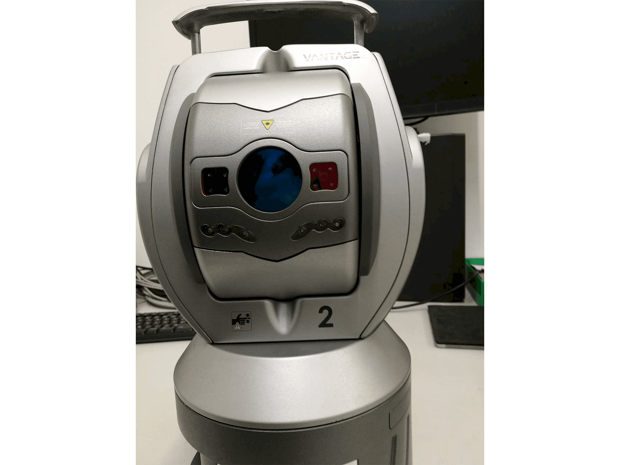 A Faro Laser Tracker Vantage and Vantage E gép elölnézete