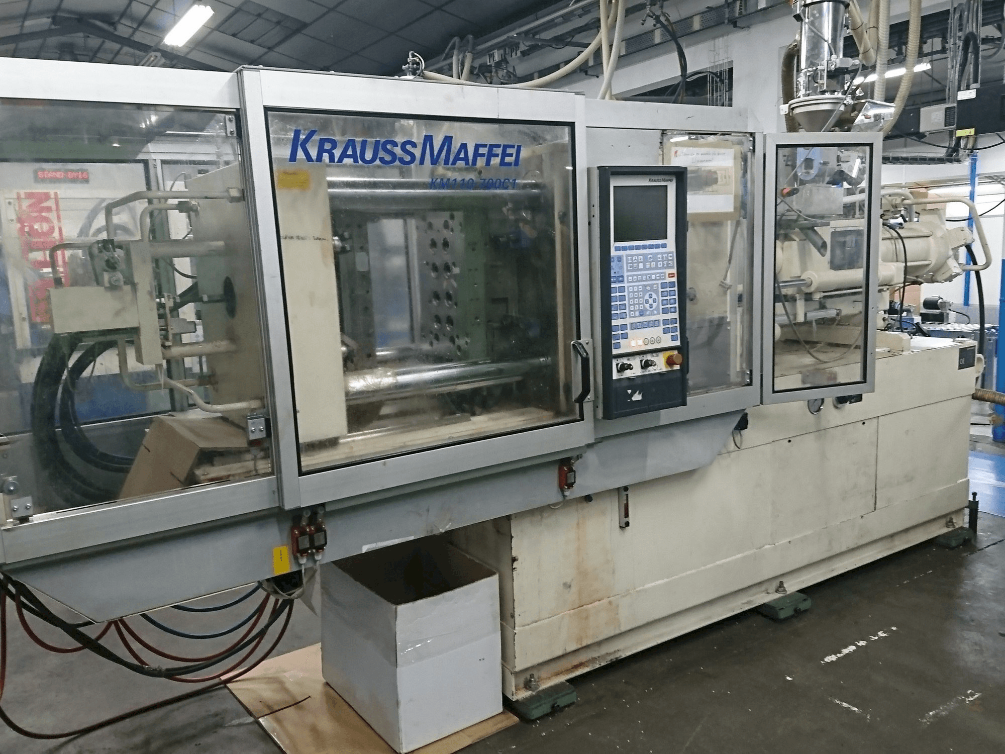 A Krauss Maffei 110 - 700 C1 gép elölnézete