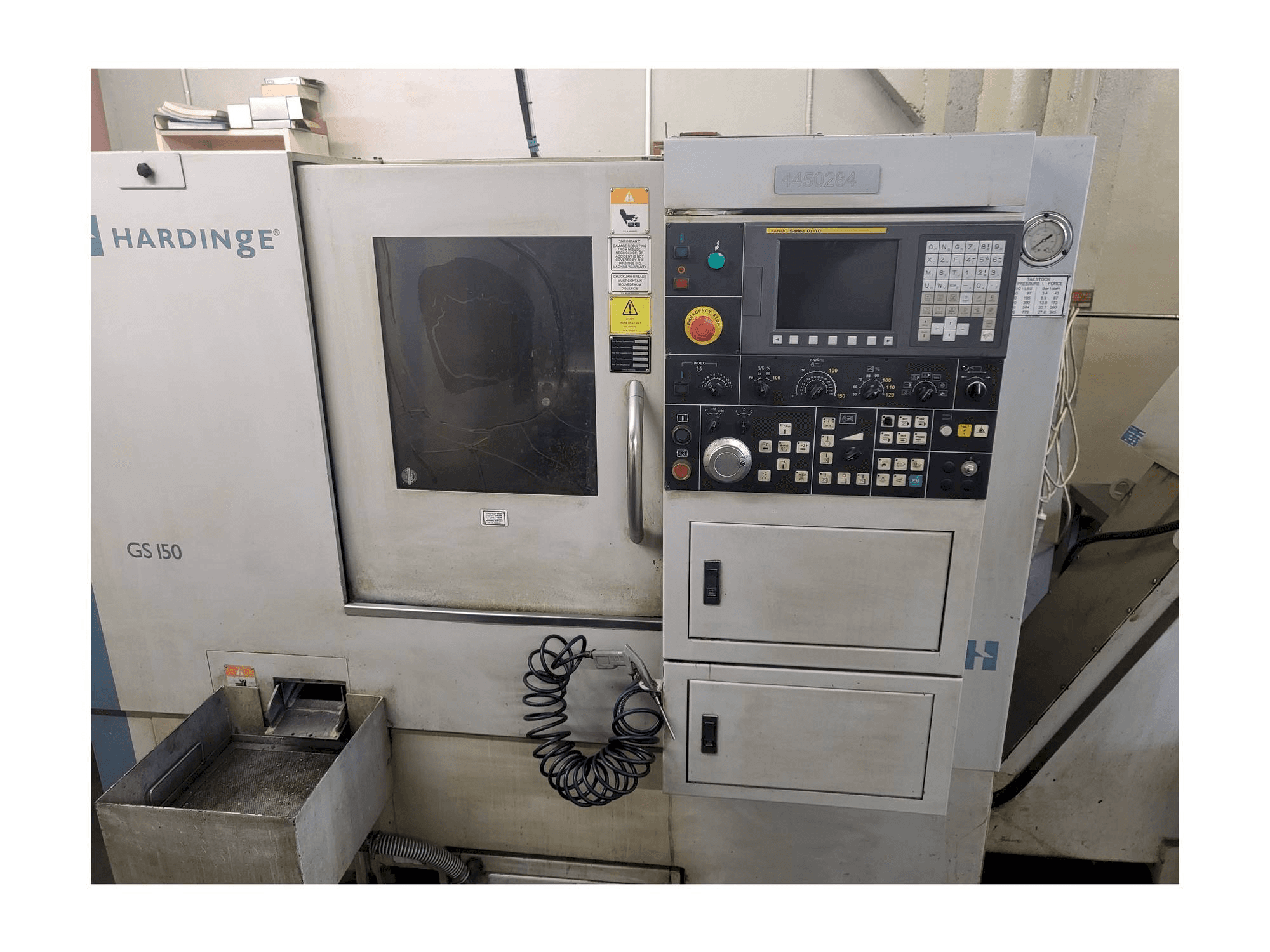 A HARDINGE GS-150 gép elölnézete