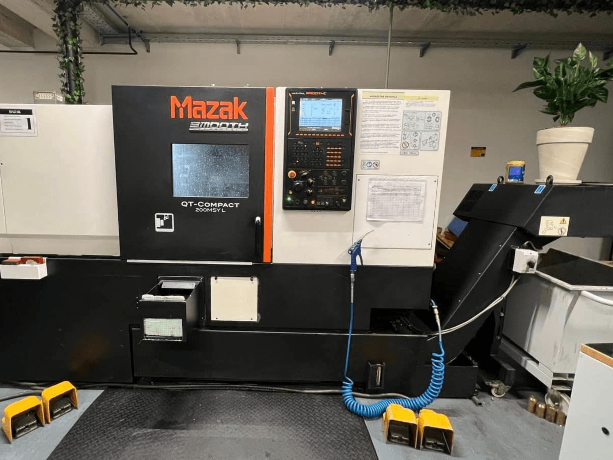 Mazak QUICK TURN COMPACT 200 MSY L vízszintes eszterga, elölnézet, a vezérlőpanellel és a szerszámtárolóval együtt.