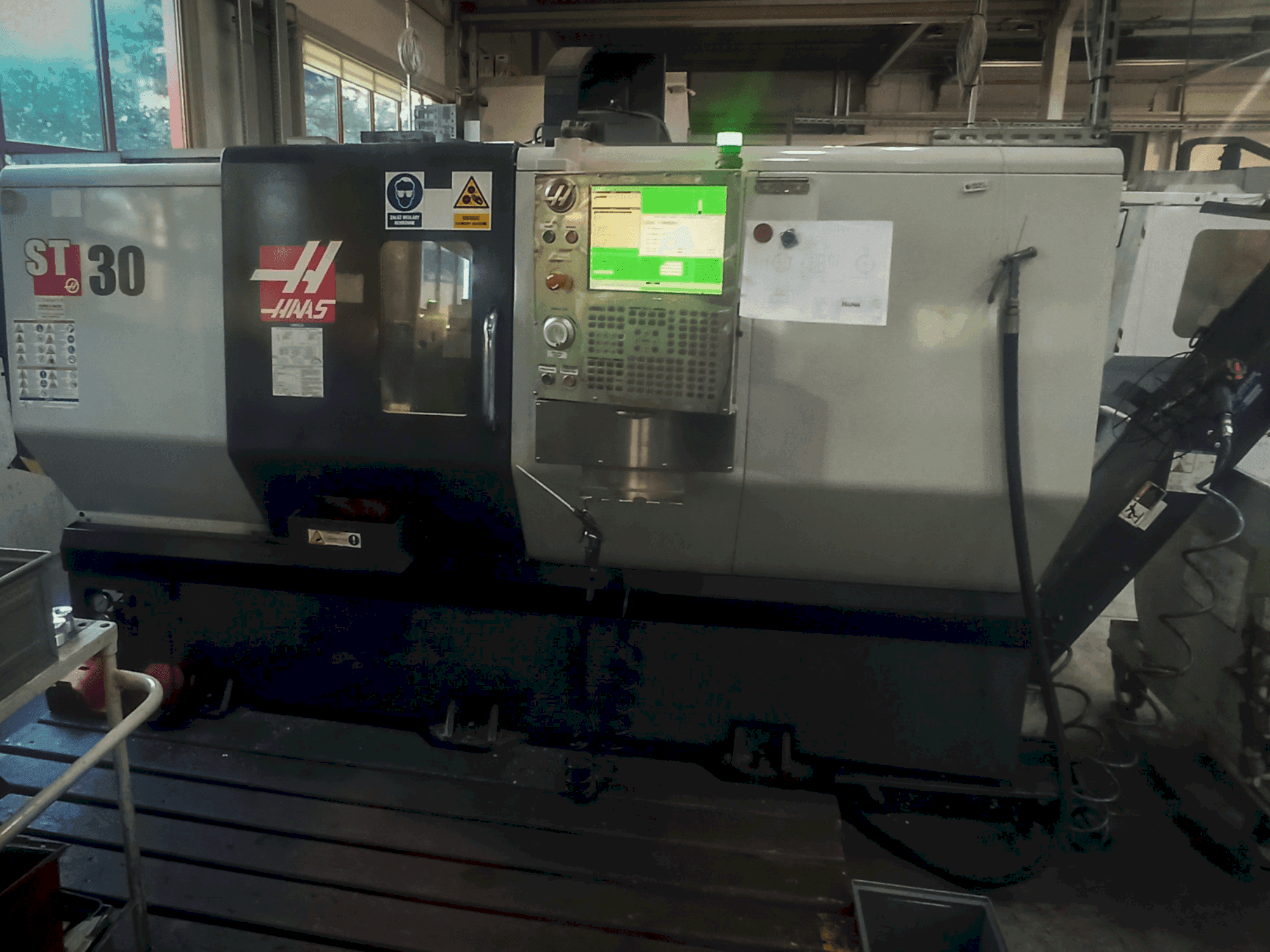 A HAAS ST-30 gép elölnézete