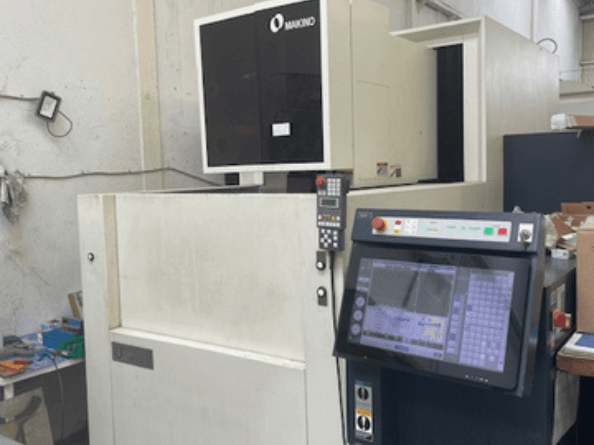 Makino U6 HEAT huzalos EDM gép egy műhelyben, elölnézetben a vezérlőpanel és a digitális kijelző.