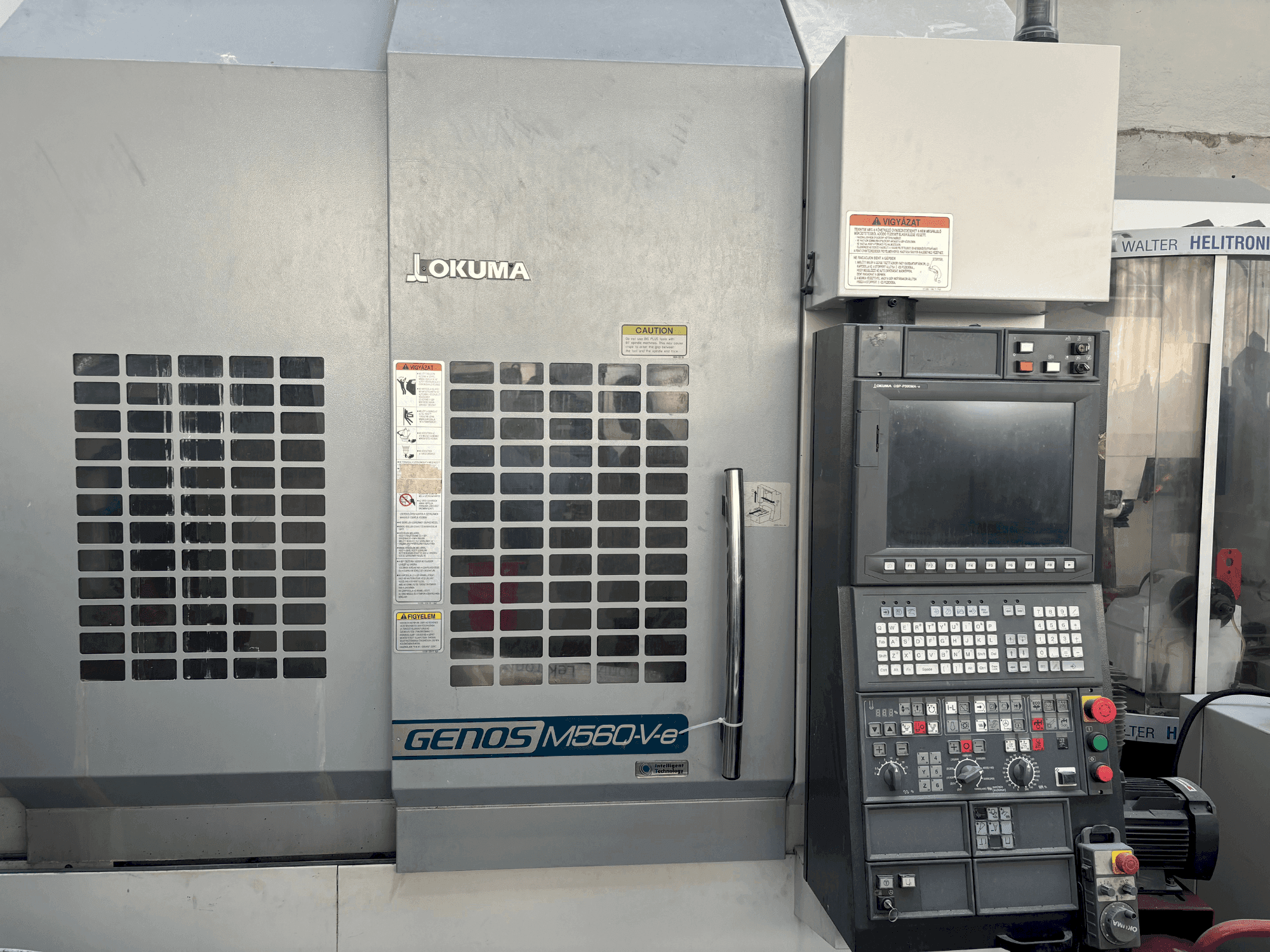 A Okuma Genos M56-V-e gép elölnézete