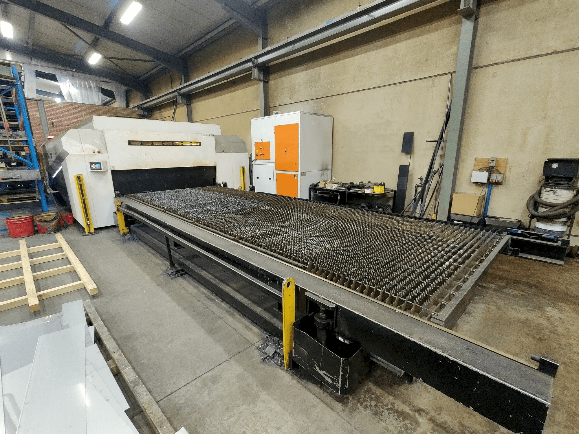 A ERMAKSAN Fibermak Momentum Gen2 gép elölnézete