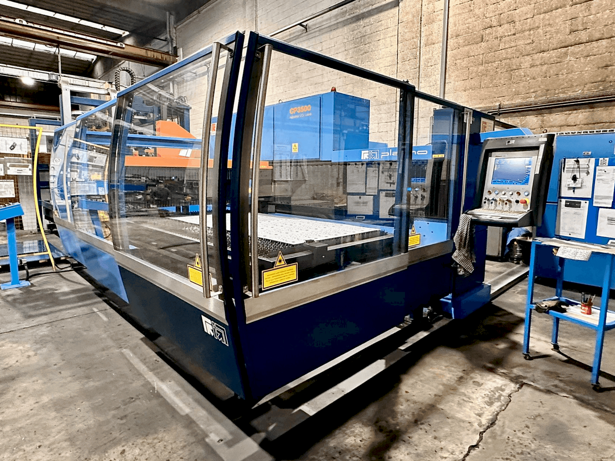 A Prima Industrie Platino 1530 gép elölnézete