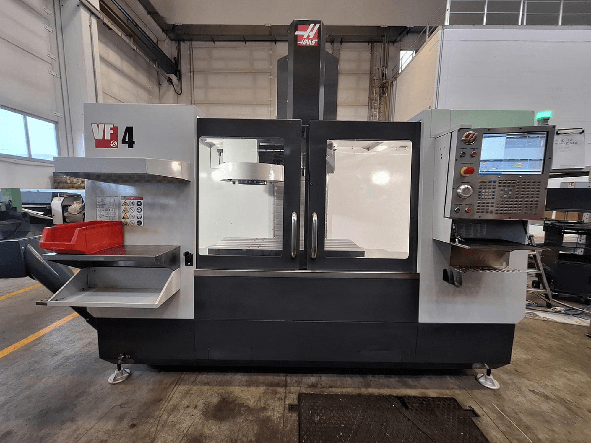 Haas VF-4 függőleges megmunkálóközpont, elölnézet, vezérlőpanel, szerszámtartó és tágas munkaterület.