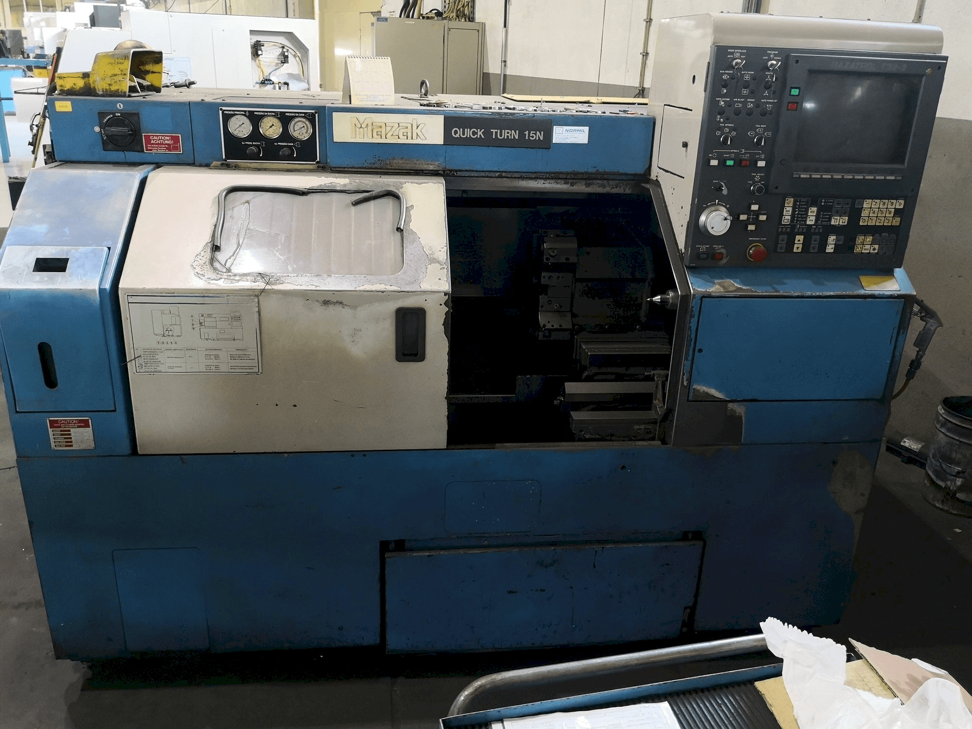 A Mazak Quick Turn 15N gép elölnézete