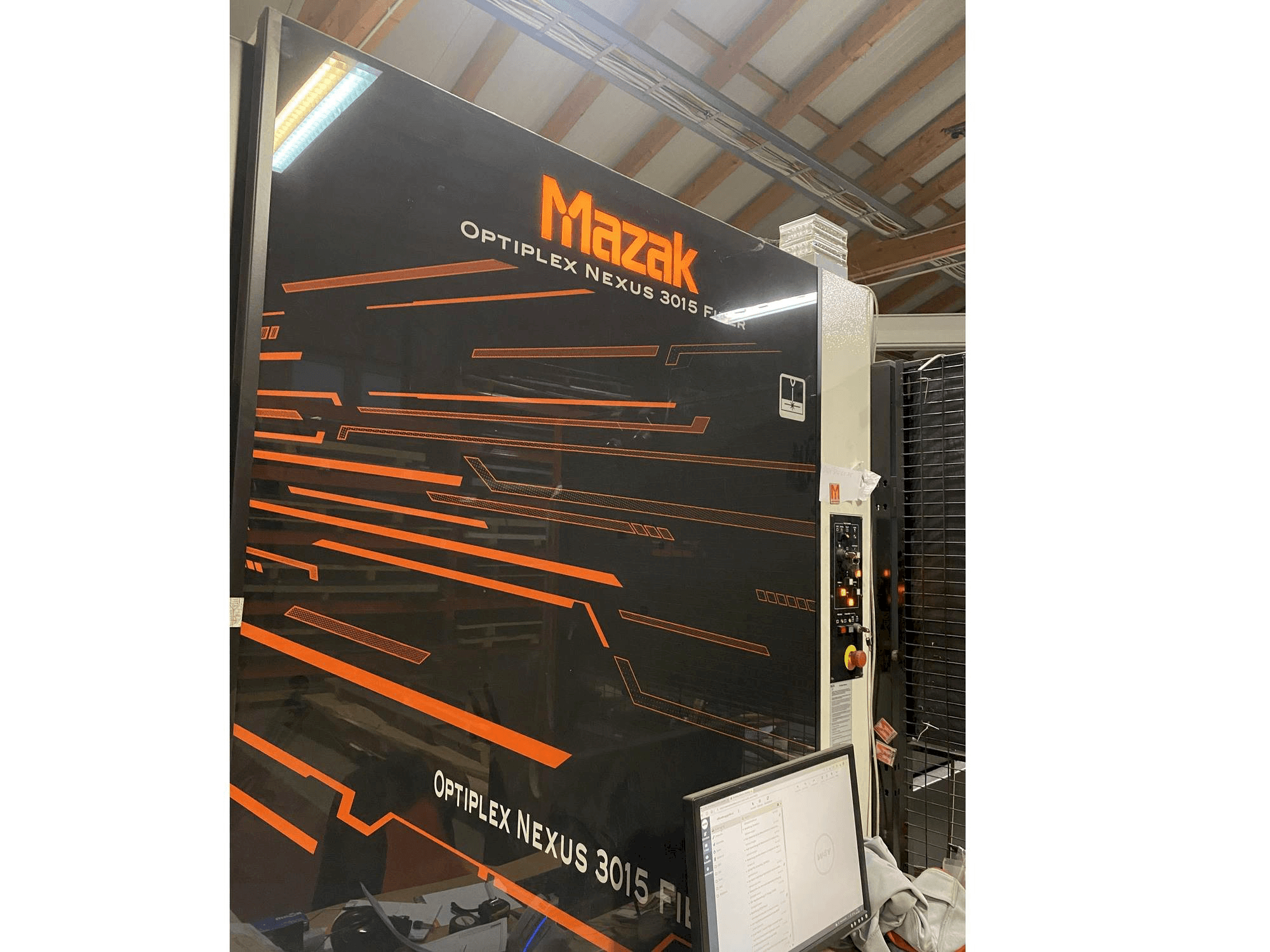 A Mazak Optiplex Nexus 3015 gép elölnézete