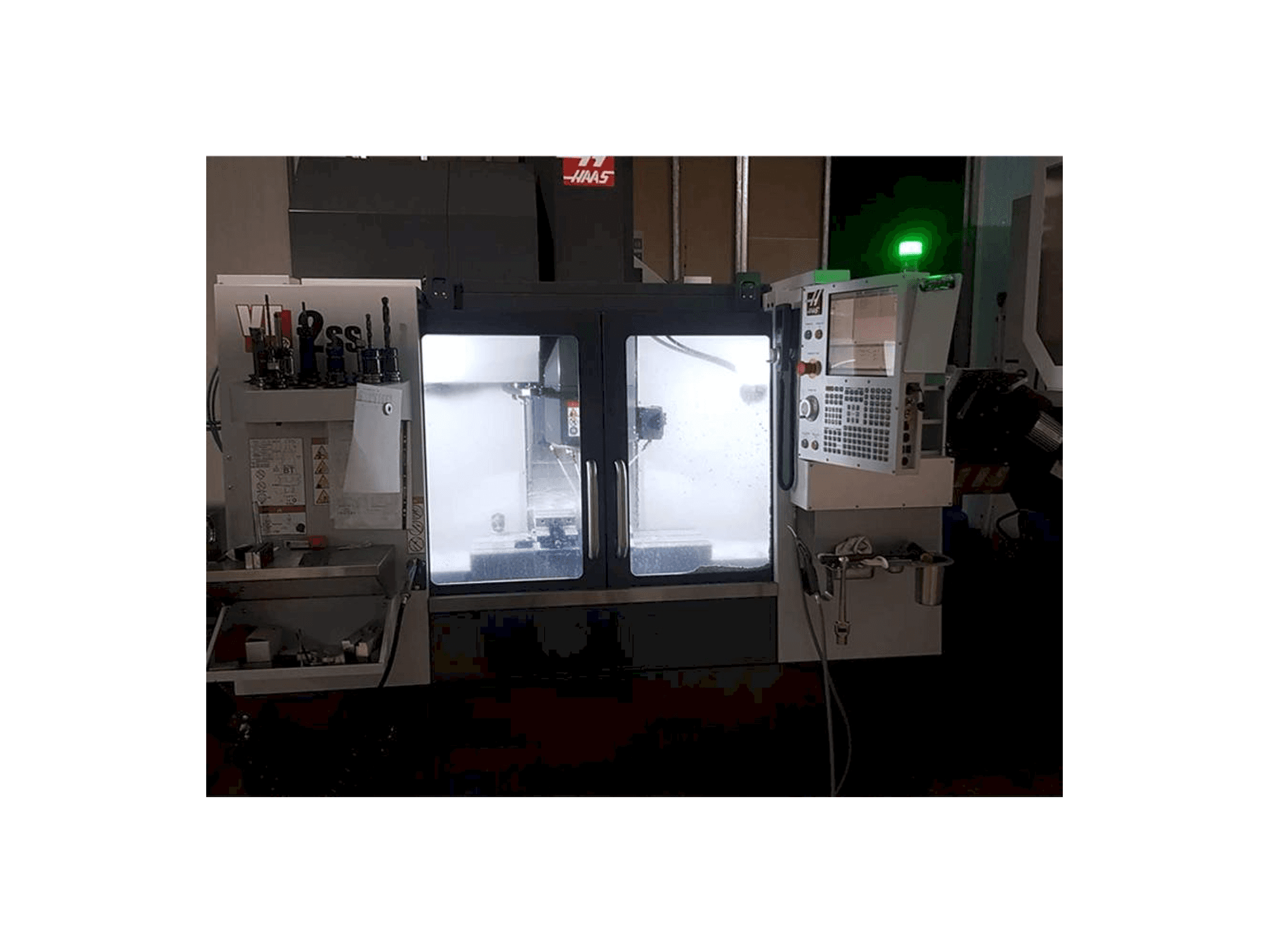 A HAAS VF-2SS gép elölnézete