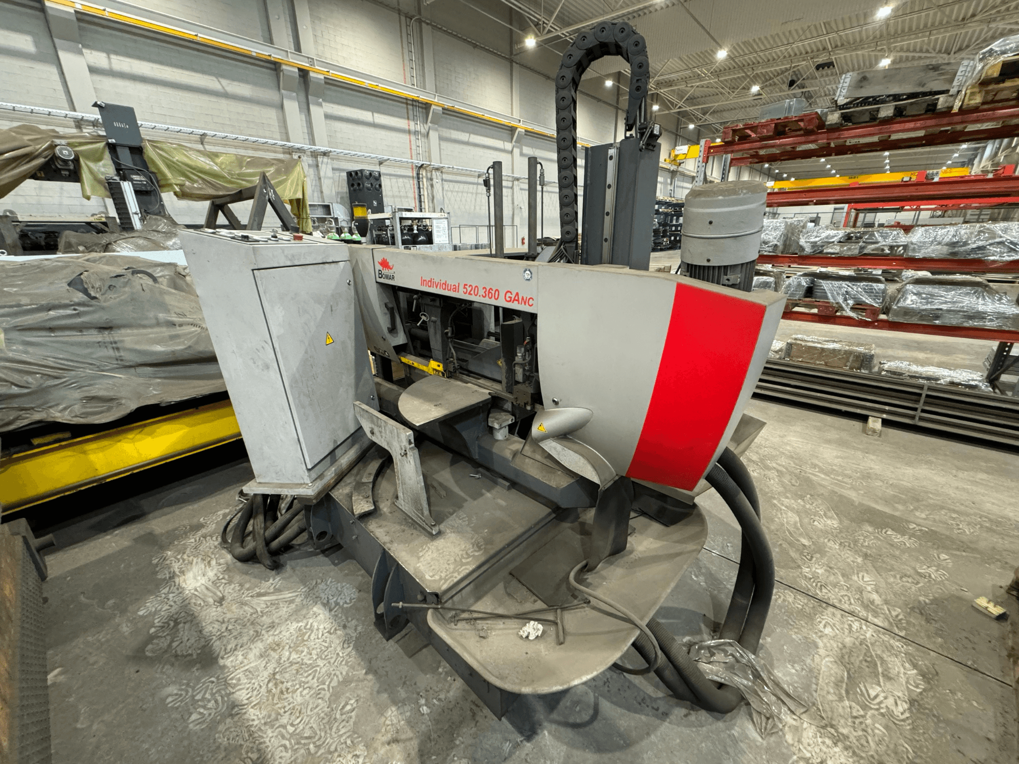 Böhler Individual 520.360 GANC CNC-gép egy műhelyben, szemből nézve, a vezérlés és a motor látható.