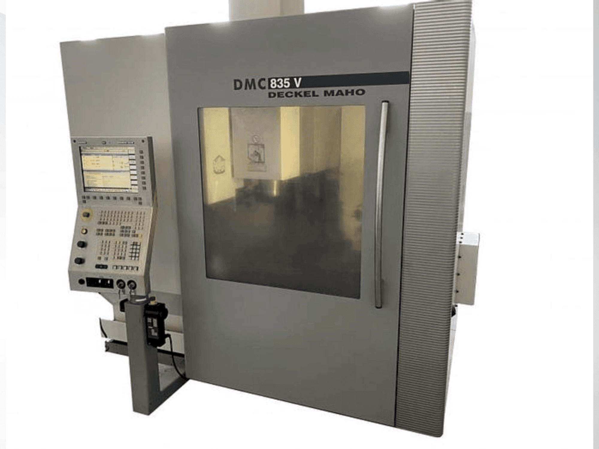 A DMG DECKEL MAHO DMC 835V gép elölnézete