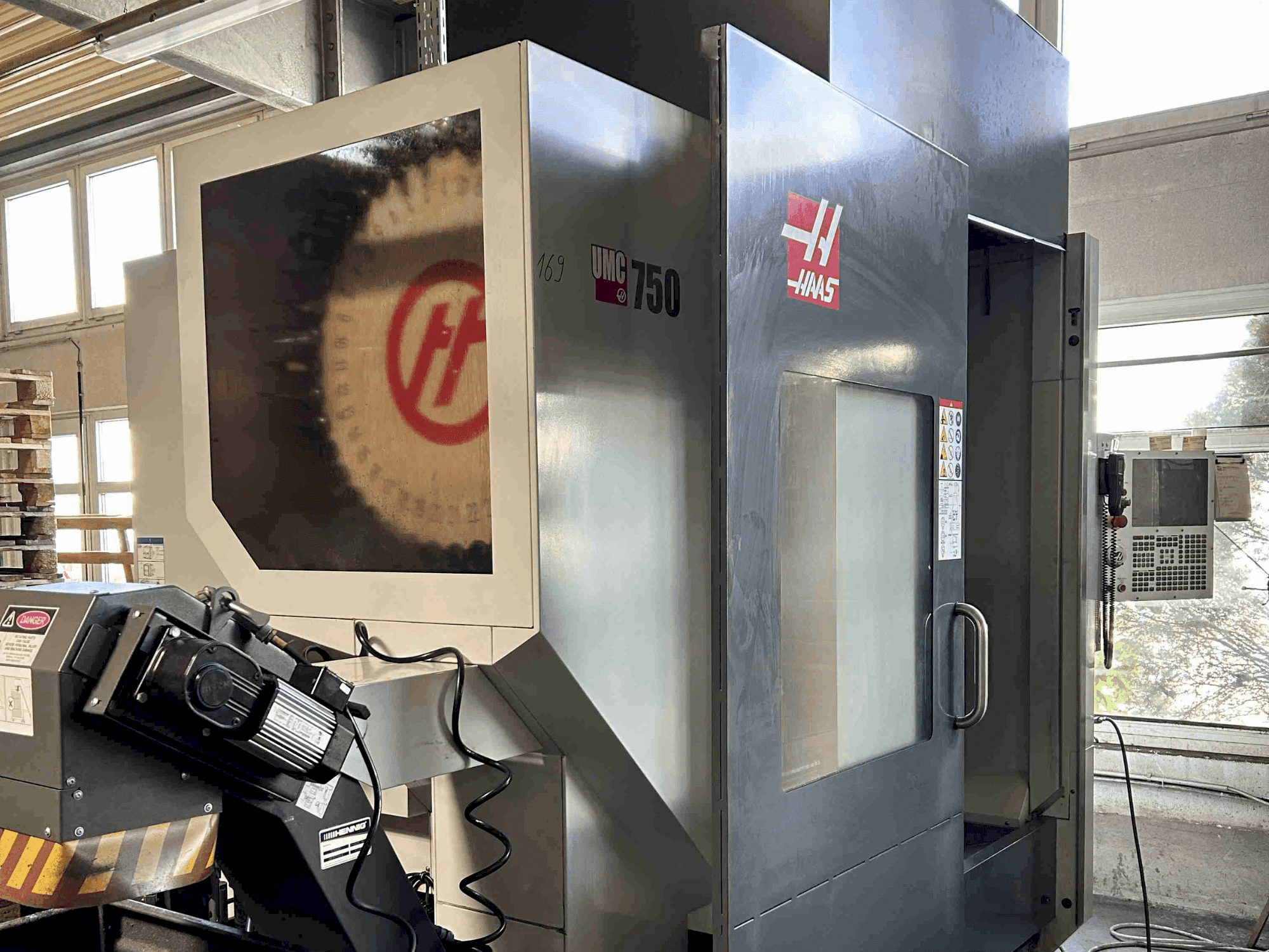 A HAAS UMC-750 gép elölnézete