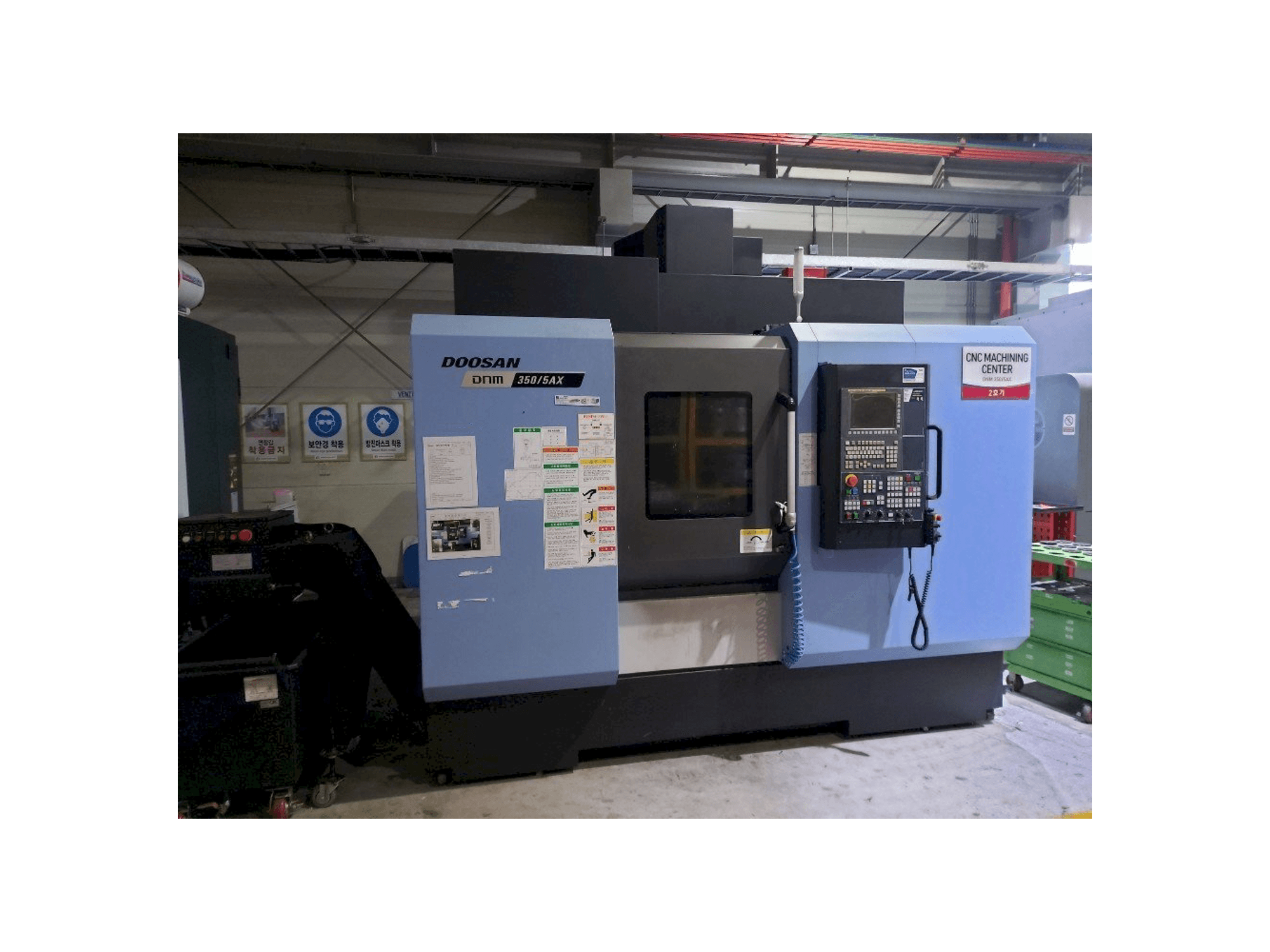 A Doosan DNM350/5AX gép elölnézete