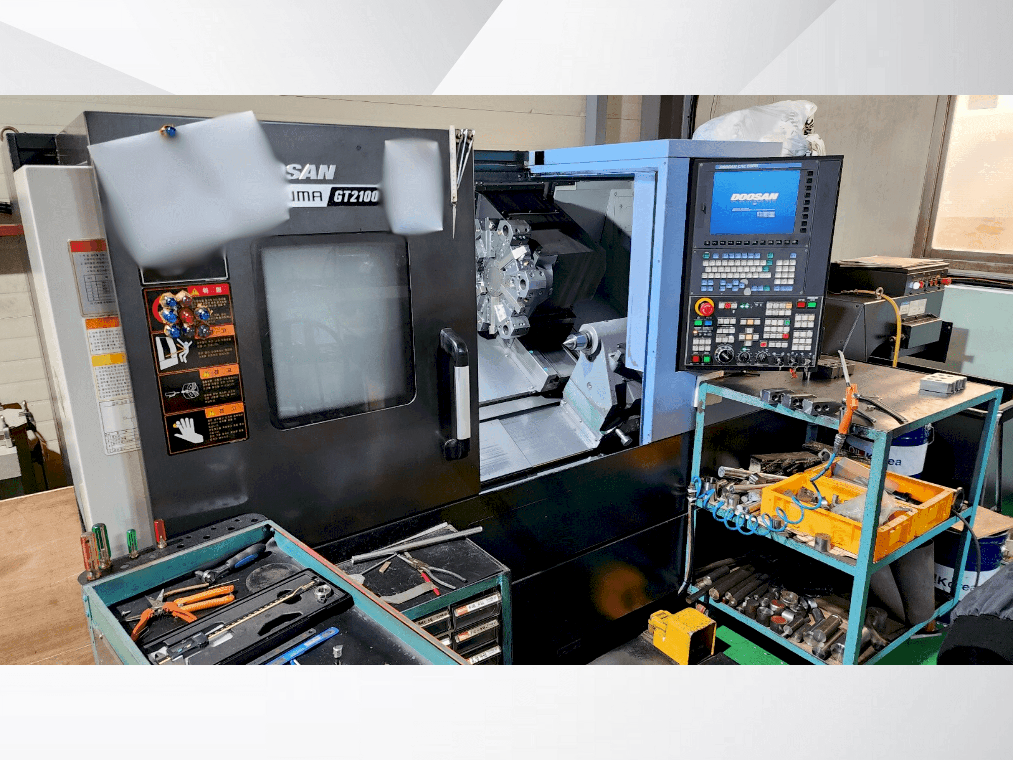 A DOOSAN PUMA GT2100 gép elölnézete