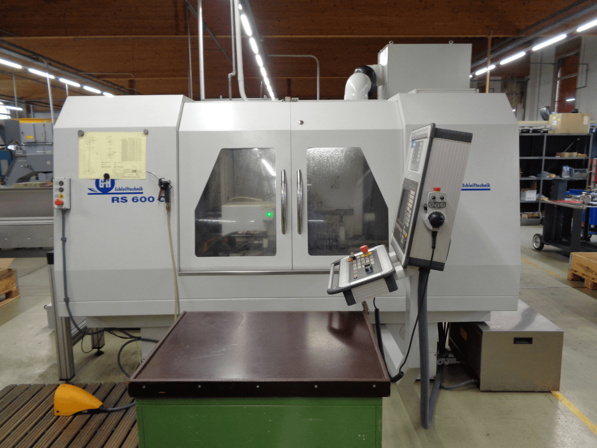 GEIBEL & HOTZ RS 600 C hengeres köszörűgép, elölnézetben a vezérlőpanel és a munkaasztal gyári környezetben.