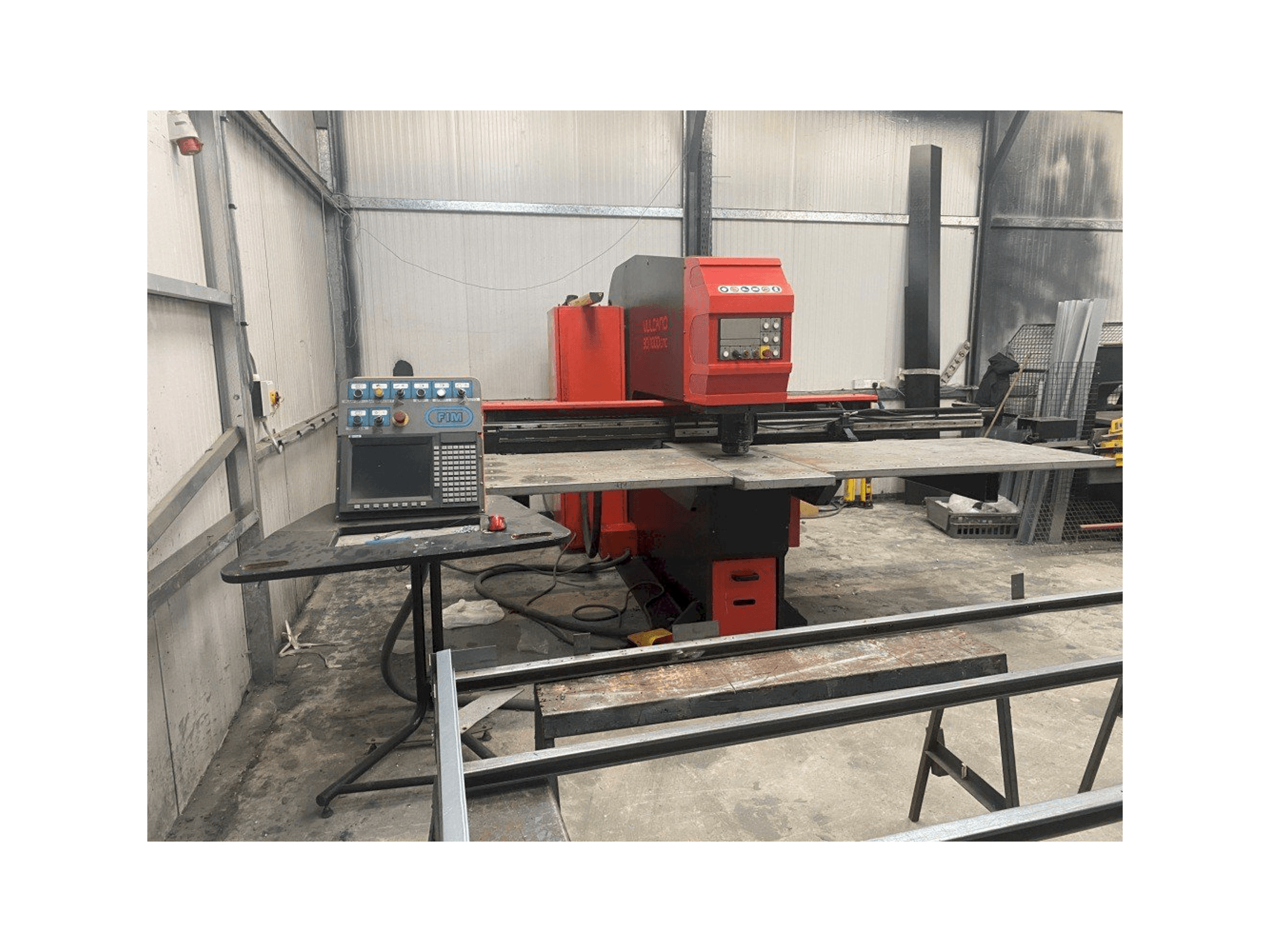 A FIM Vulcano 30/1000CNC gép elölnézete