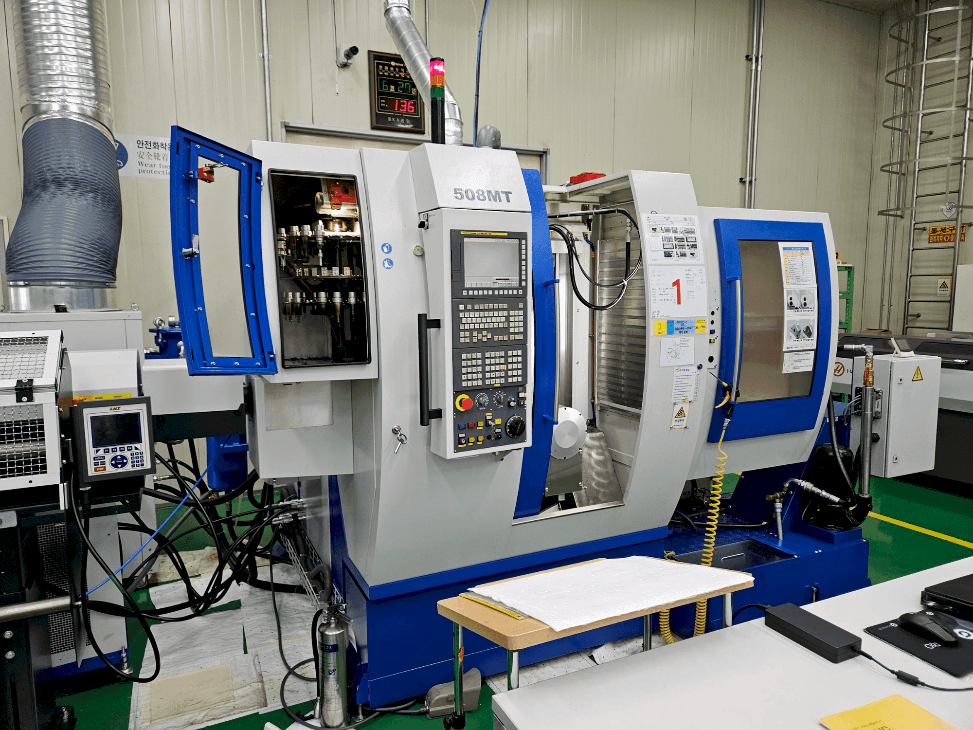 A WILLEMIN-MACODEL 508MT gép elölnézete